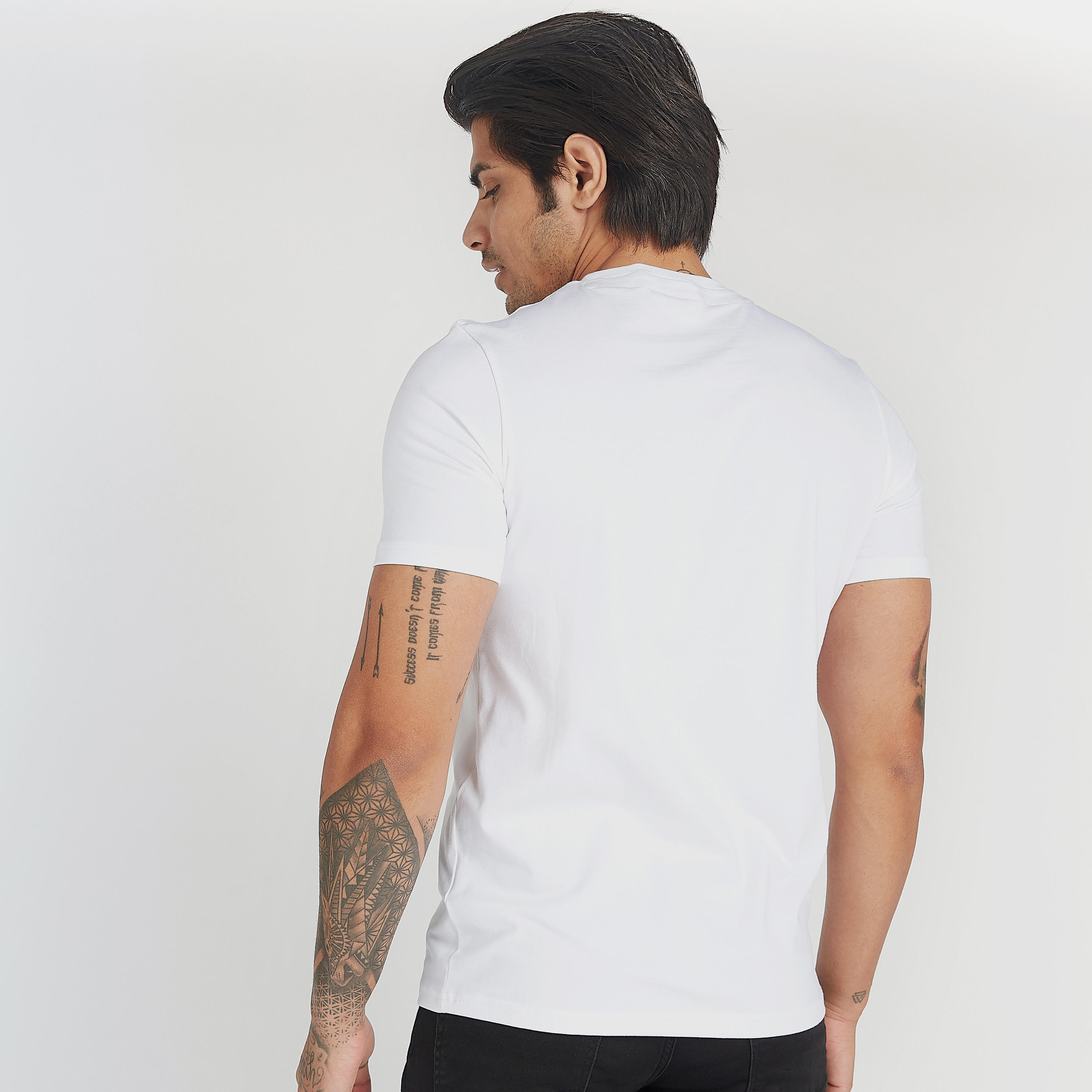 تيشيرت بياقة ضيّقة وأكمام قصيرة وطبعات ميكي ماوس-men-clothing-tshirtsandpolos-tshirts-image-4