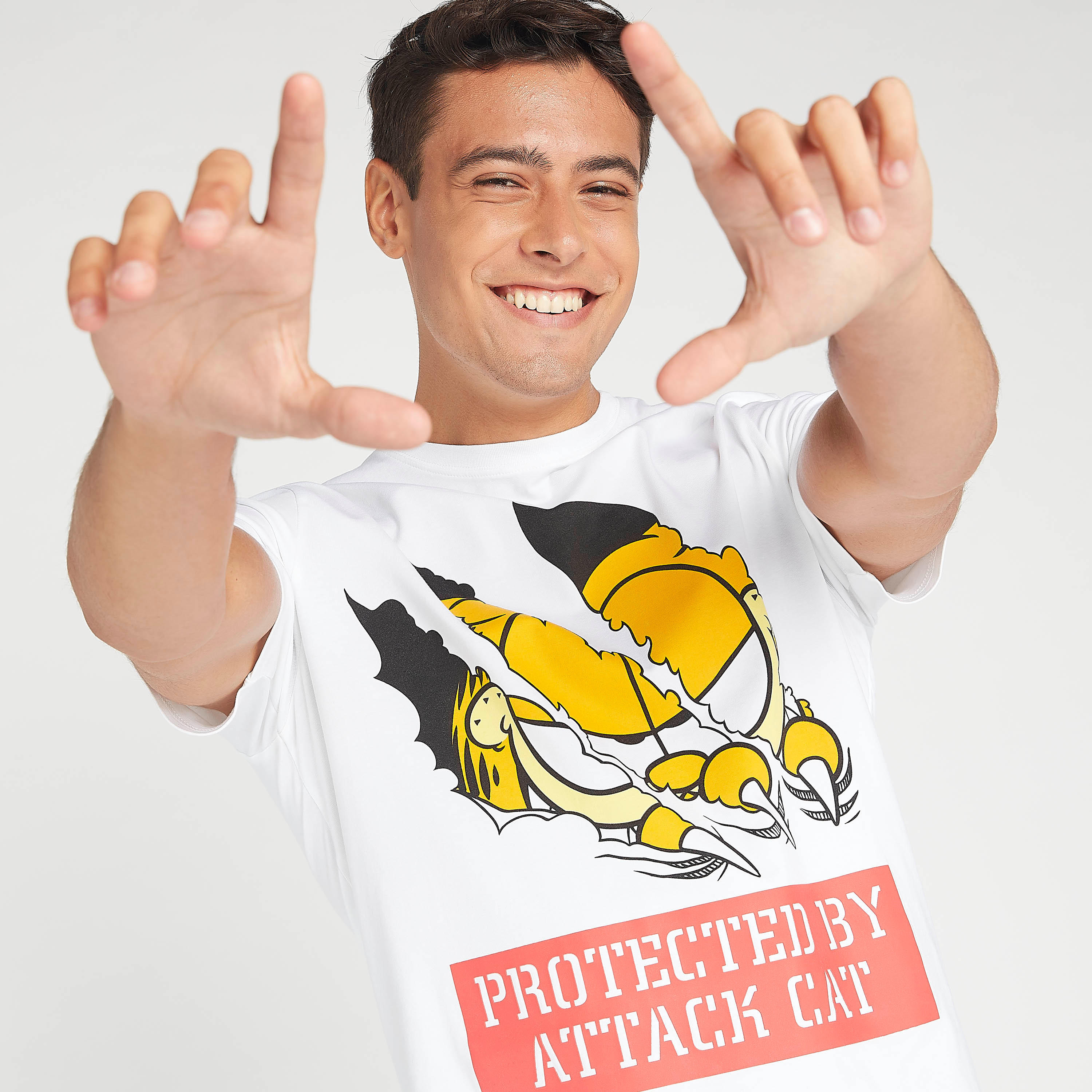 تيشيرت بياقة ضيّقة وأكمام قصيرة وطبعات غارفيلد-men-clothing-tshirtsandpolos-tshirts-image-1