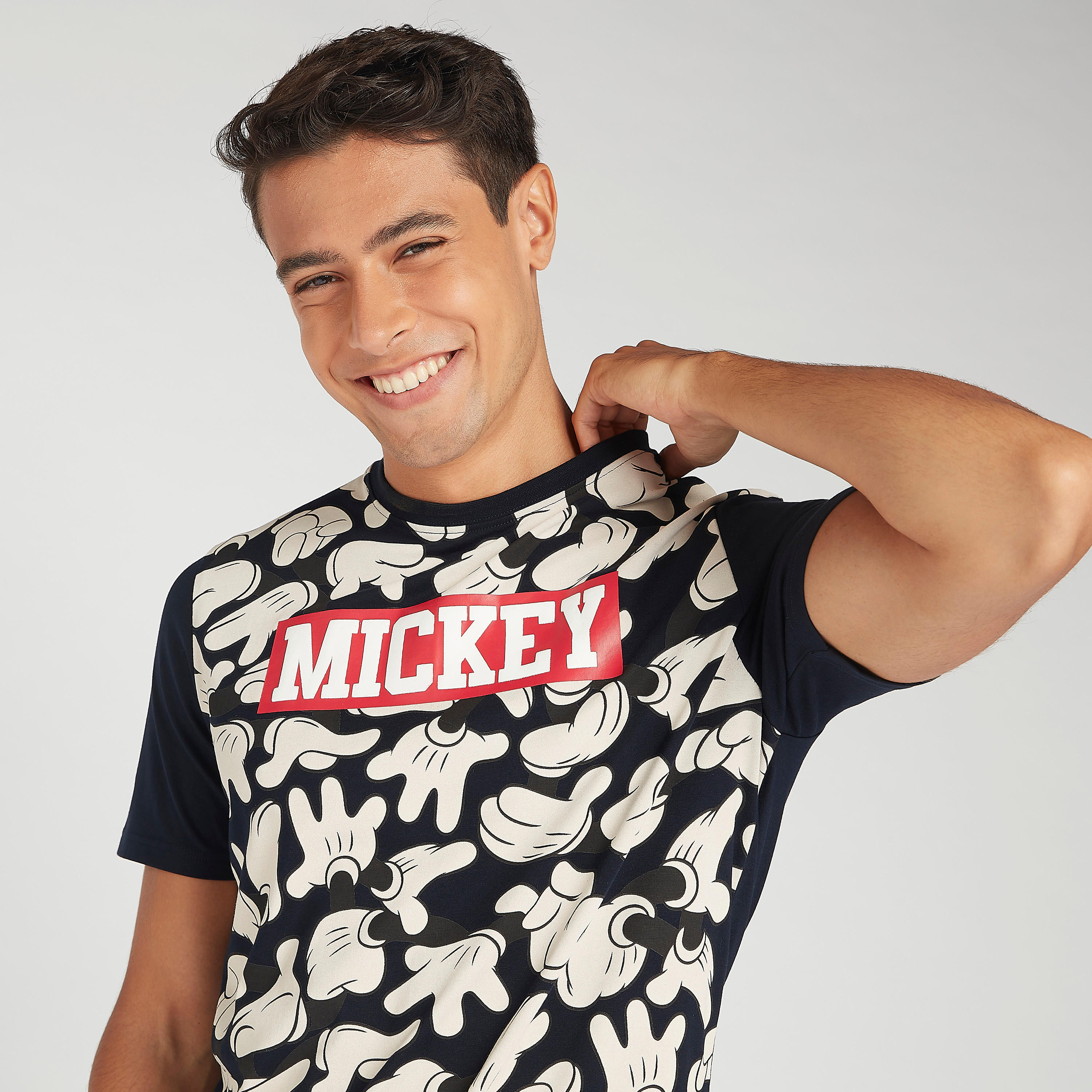 تيشيرت بياقة ضيّقة وأكمام قصيرة وطبعات ميكي ماوس-men-clothing-tshirtsandpolos-tshirts-image-1