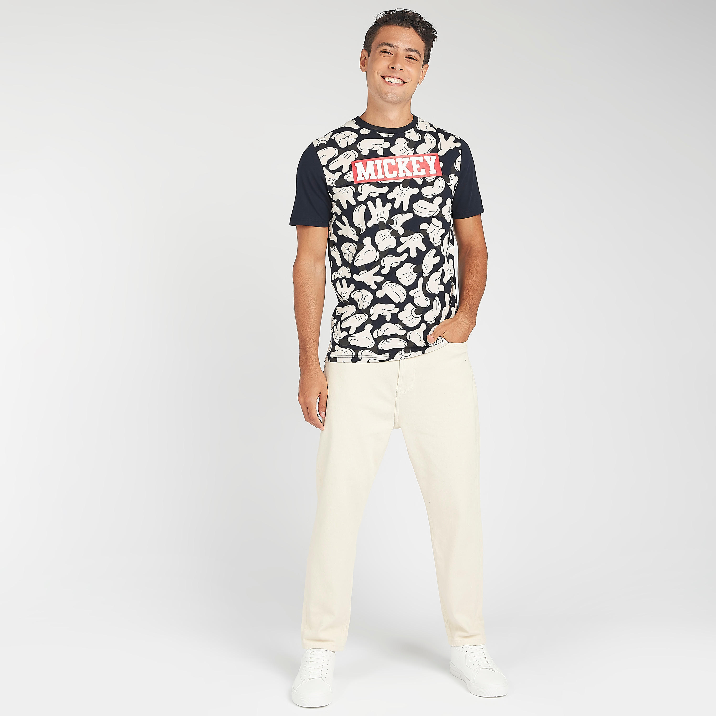 تيشيرت بياقة ضيّقة وأكمام قصيرة وطبعات ميكي ماوس-men-clothing-tshirtsandpolos-tshirts-image-2