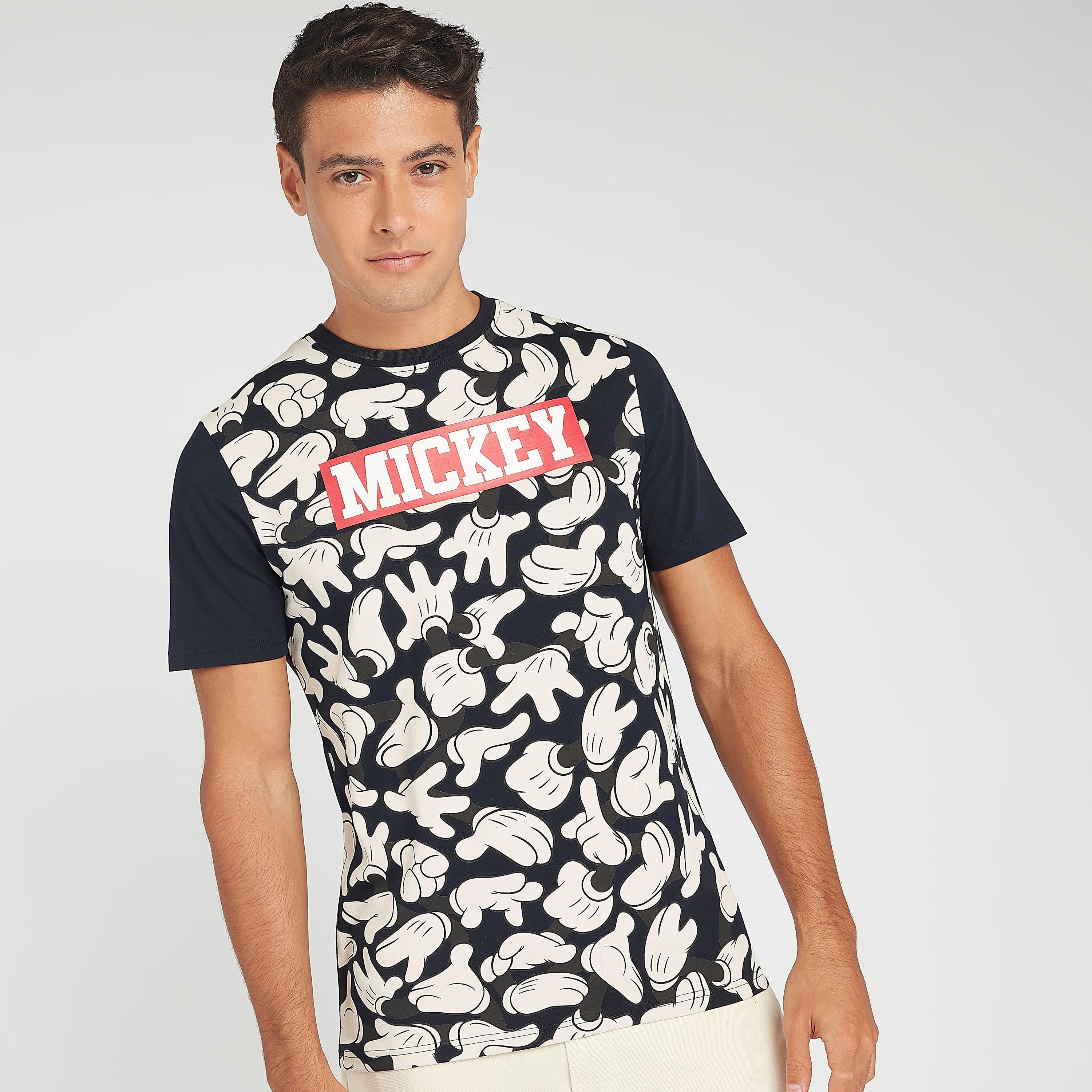 تيشيرت بياقة ضيّقة وأكمام قصيرة وطبعات ميكي ماوس-men-clothing-tshirtsandpolos-tshirts-image-3
