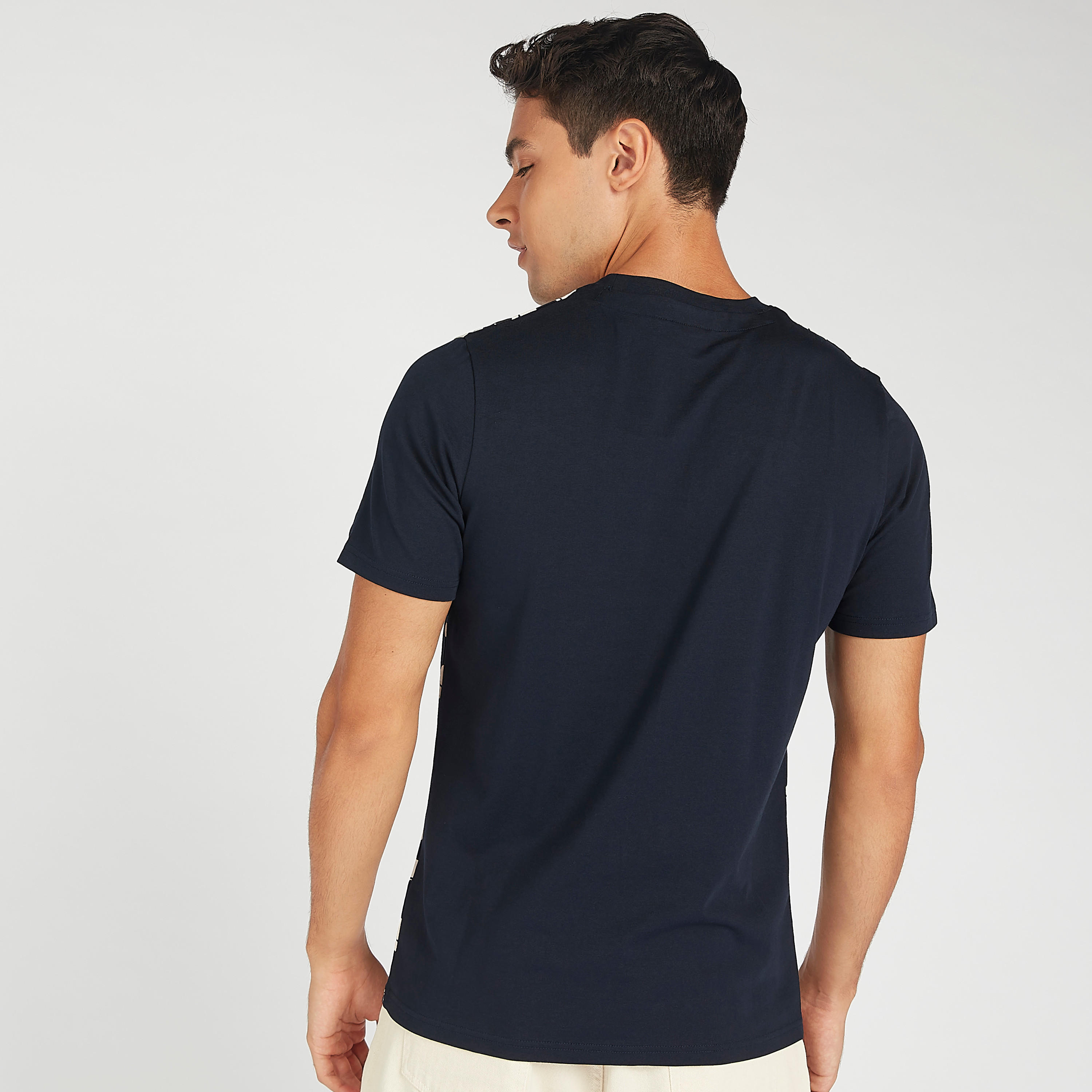 تيشيرت بياقة ضيّقة وأكمام قصيرة وطبعات ميكي ماوس-men-clothing-tshirtsandpolos-tshirts-image-4