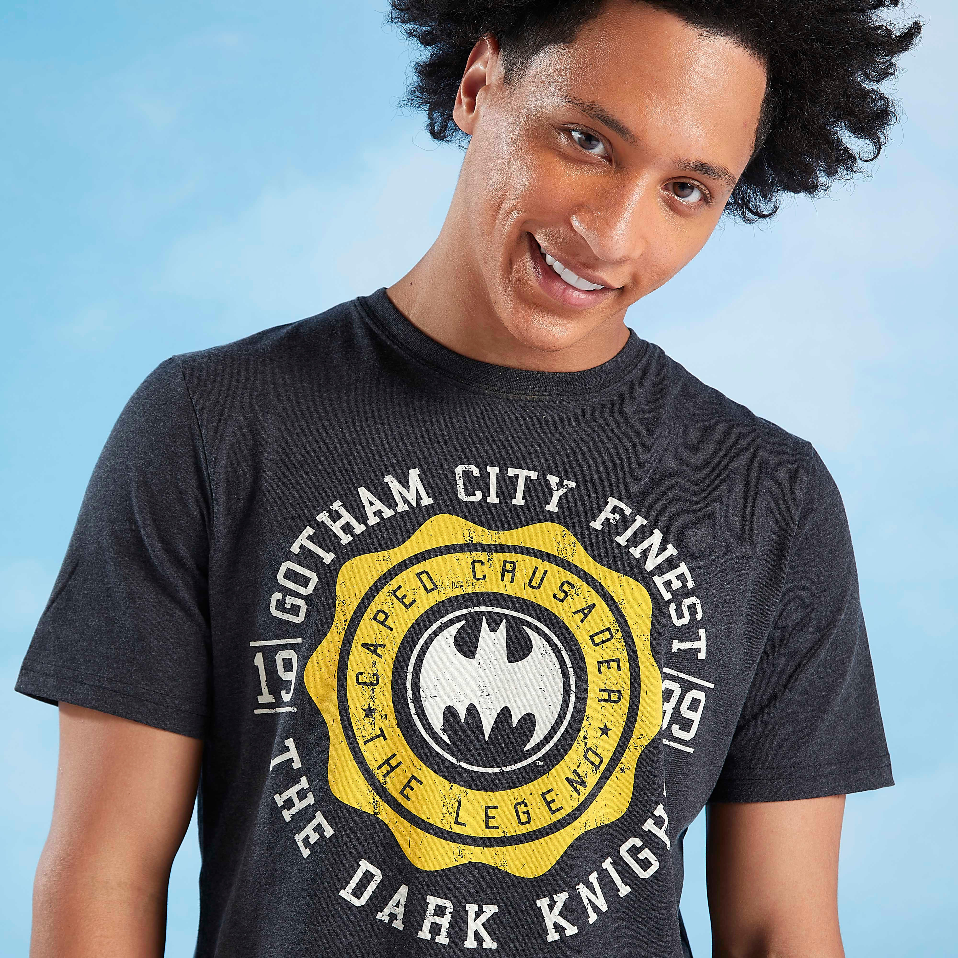 تيشيرت بياقة ضيّقة وأكمام قصيرة وطبعات باتمان جرافيك-men-clothing-tshirtsandpolos-tshirts-image-1