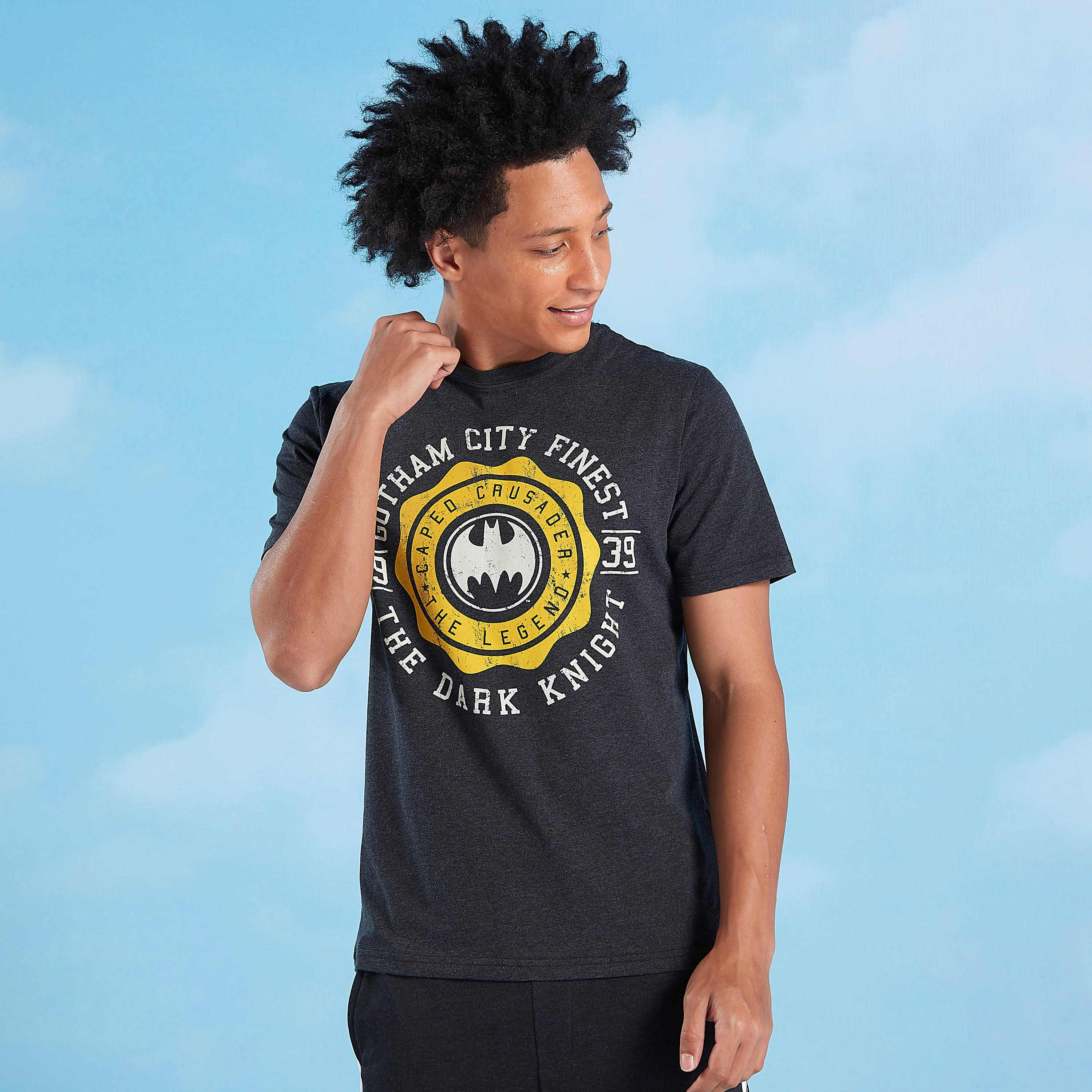 تيشيرت بياقة ضيّقة وأكمام قصيرة وطبعات باتمان جرافيك-men-clothing-tshirtsandpolos-tshirts-image-3