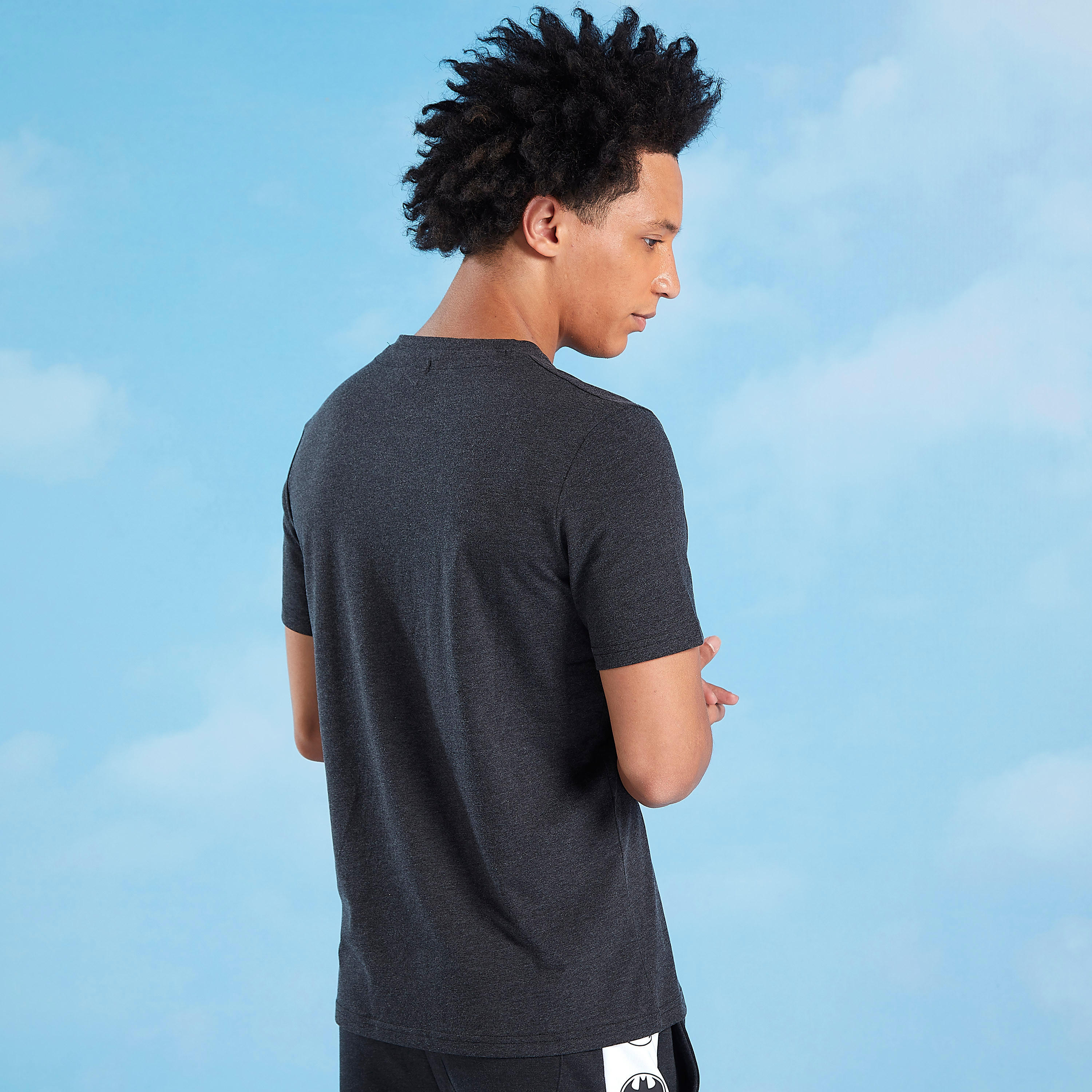 تيشيرت بياقة ضيّقة وأكمام قصيرة وطبعات باتمان جرافيك-men-clothing-tshirtsandpolos-tshirts-image-4