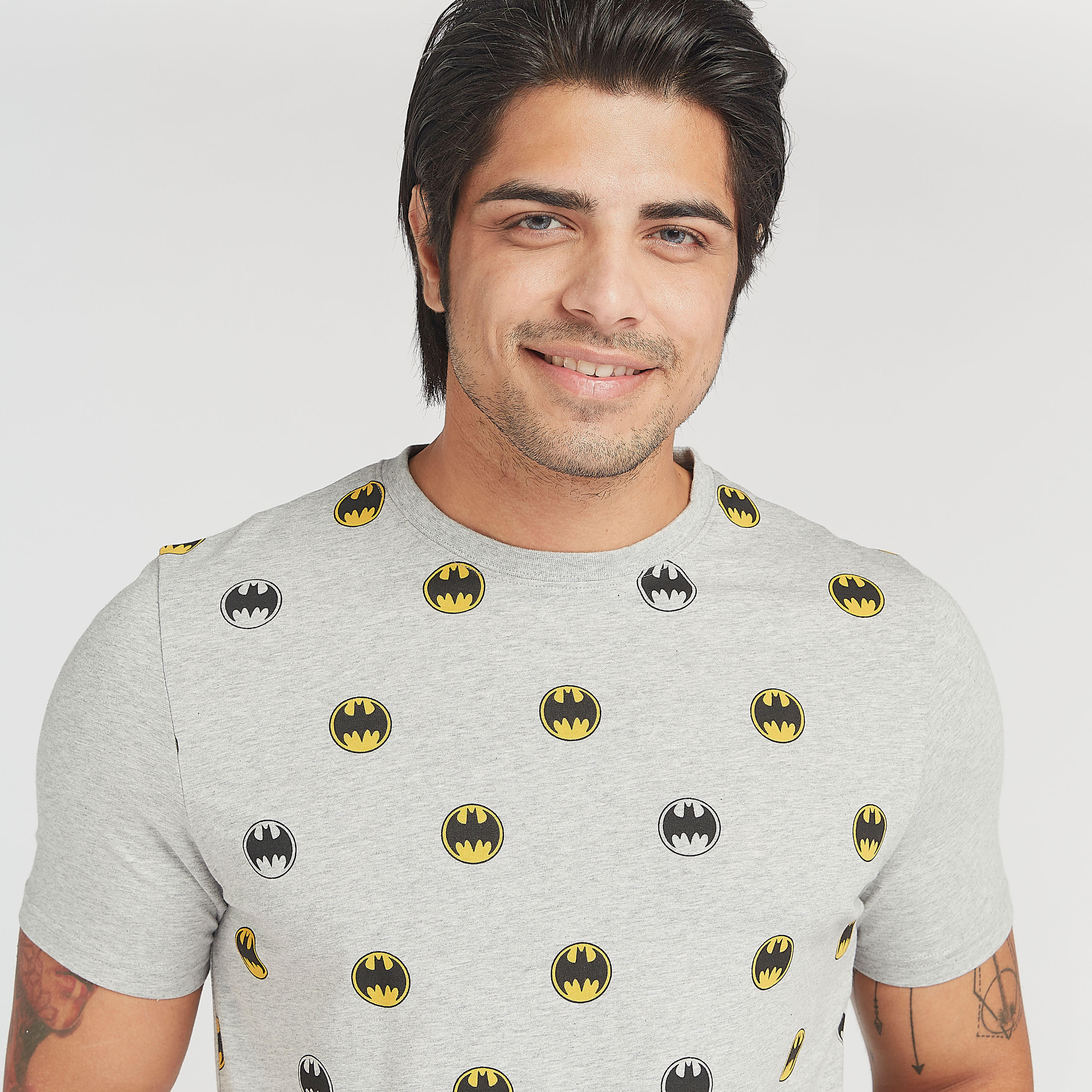 تيشيرت بياقة ضيّقة وأكمام قصيرة وطبعات باتمان-men-clothing-tshirtsandpolos-tshirts-image-2