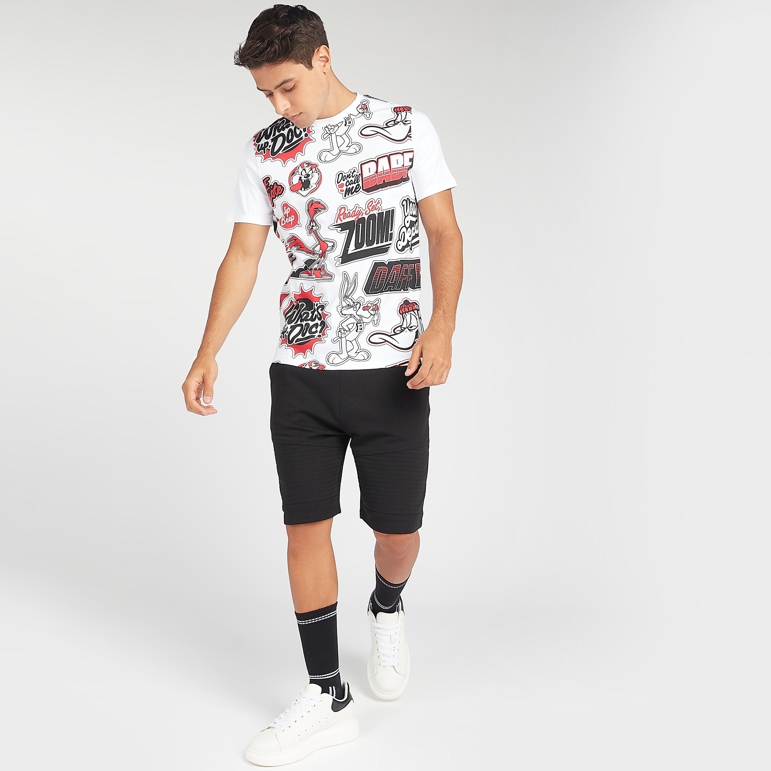 تيشيرت بياقة ضيّقة وطبعات جرافيك وأكمام قصيرة-men-clothing-tshirtsandpolos-tshirts-image-2