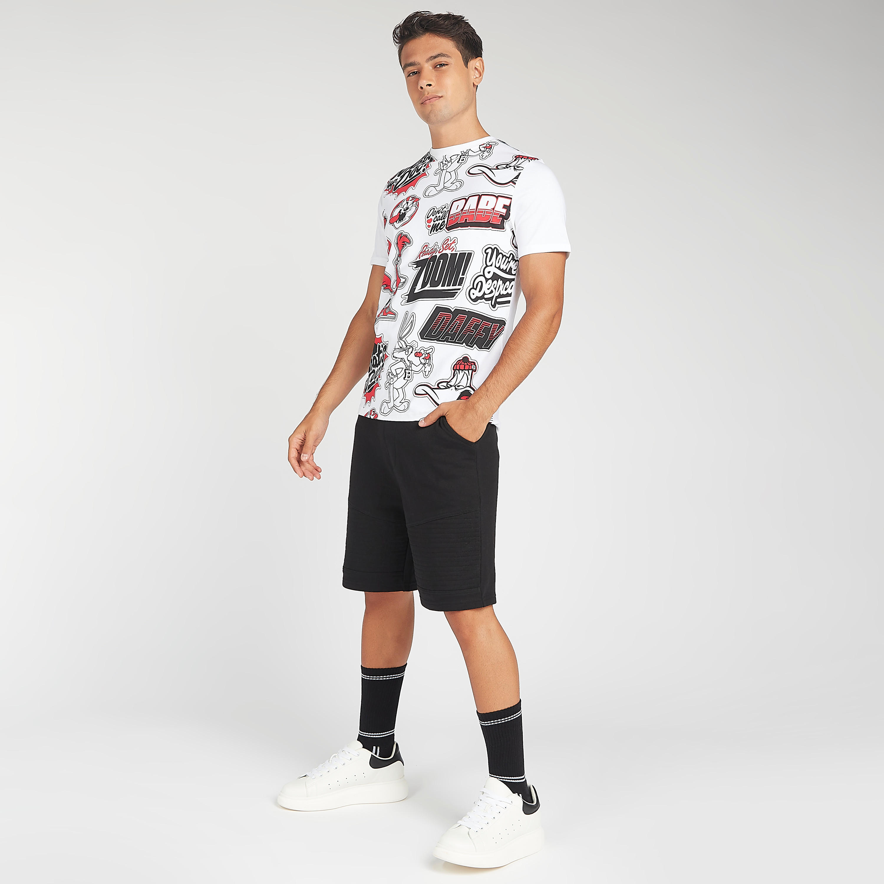 تيشيرت بياقة ضيّقة وطبعات جرافيك وأكمام قصيرة-men-clothing-tshirtsandpolos-tshirts-image-5