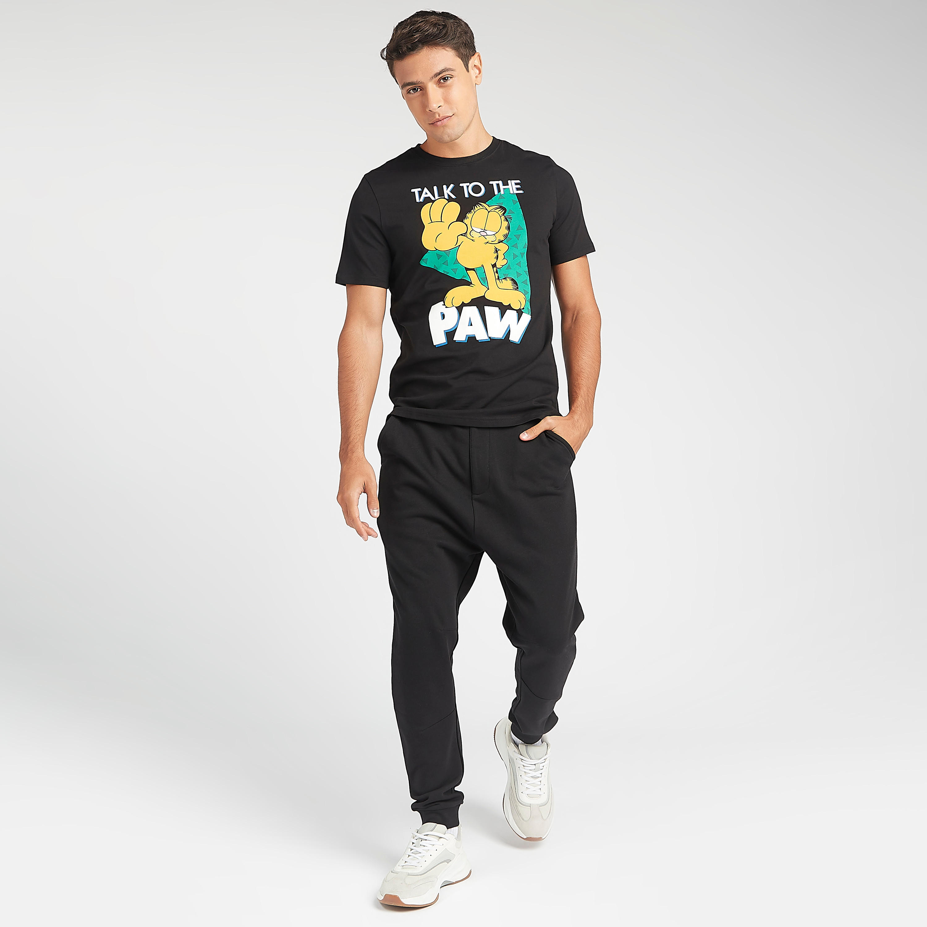 تيشيرت بياقة ضيّقة وأكمام قصيرة وطبعات غارفيلد-men-clothing-tshirtsandpolos-tshirts-image-2