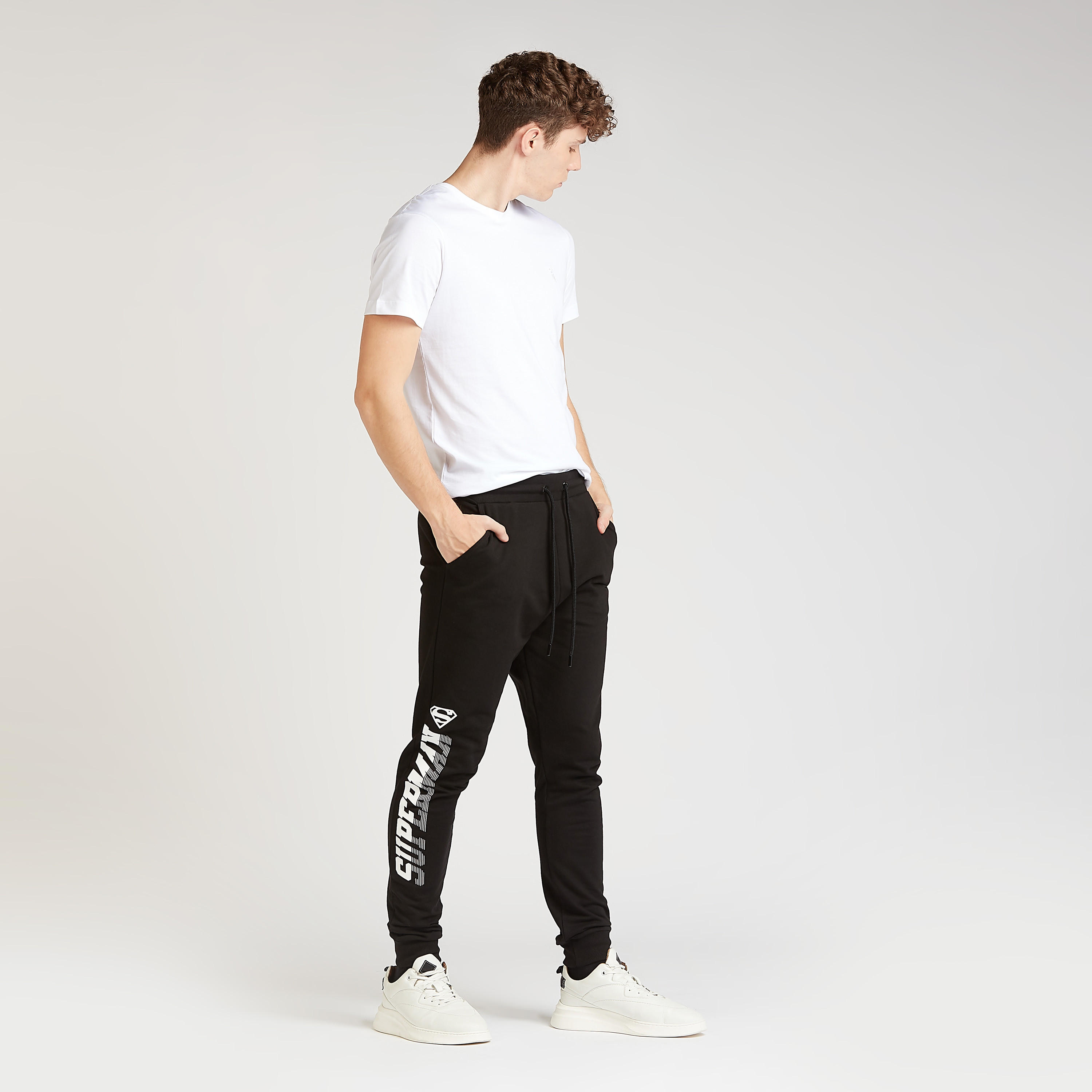 بنطلون مستدام رياضي بجيوب ورباط وطبعات سوبرمان-men-clothing-bottoms-joggers-image-2
