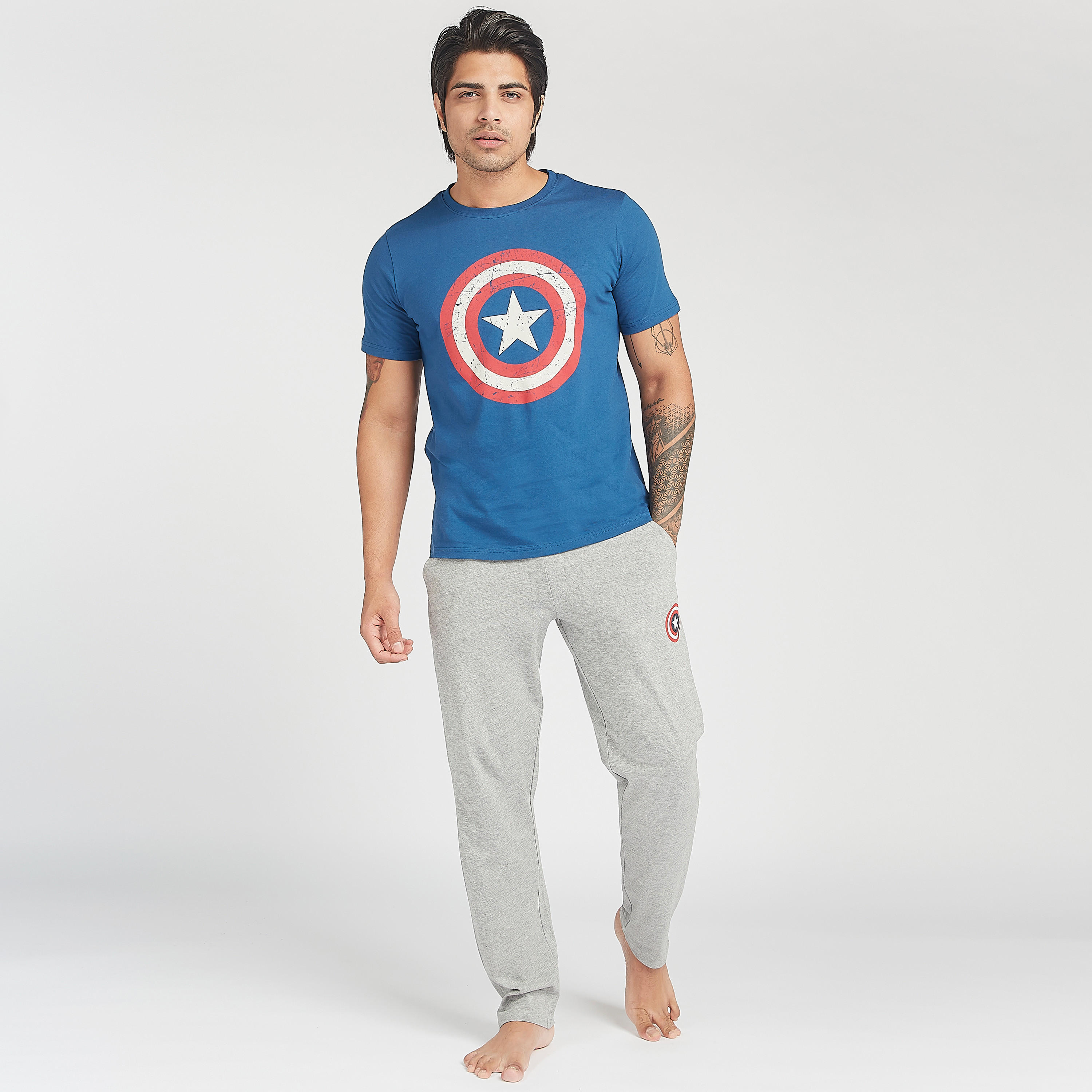 طقم بنطلون بيجاما طويل وتيشيرت بياقة ضيّقة وطبعات كابتن أمريكا-men-clothing-nightwear-sets-image-1