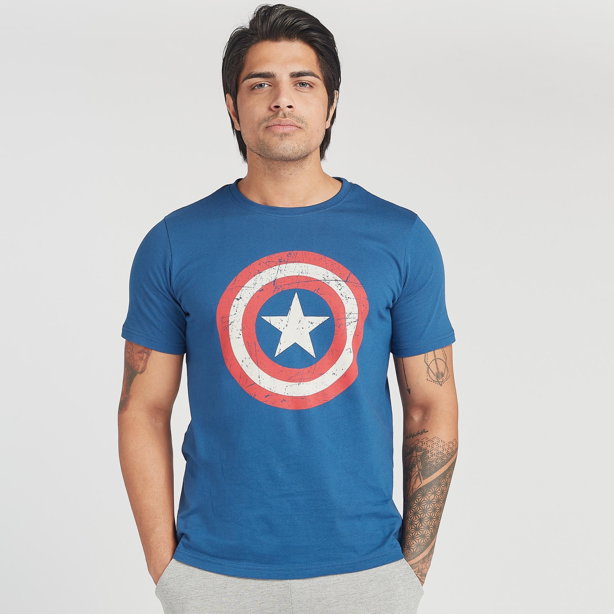 طقم بنطلون بيجاما طويل وتيشيرت بياقة ضيّقة وطبعات كابتن أمريكا-men-clothing-nightwear-sets-image-2