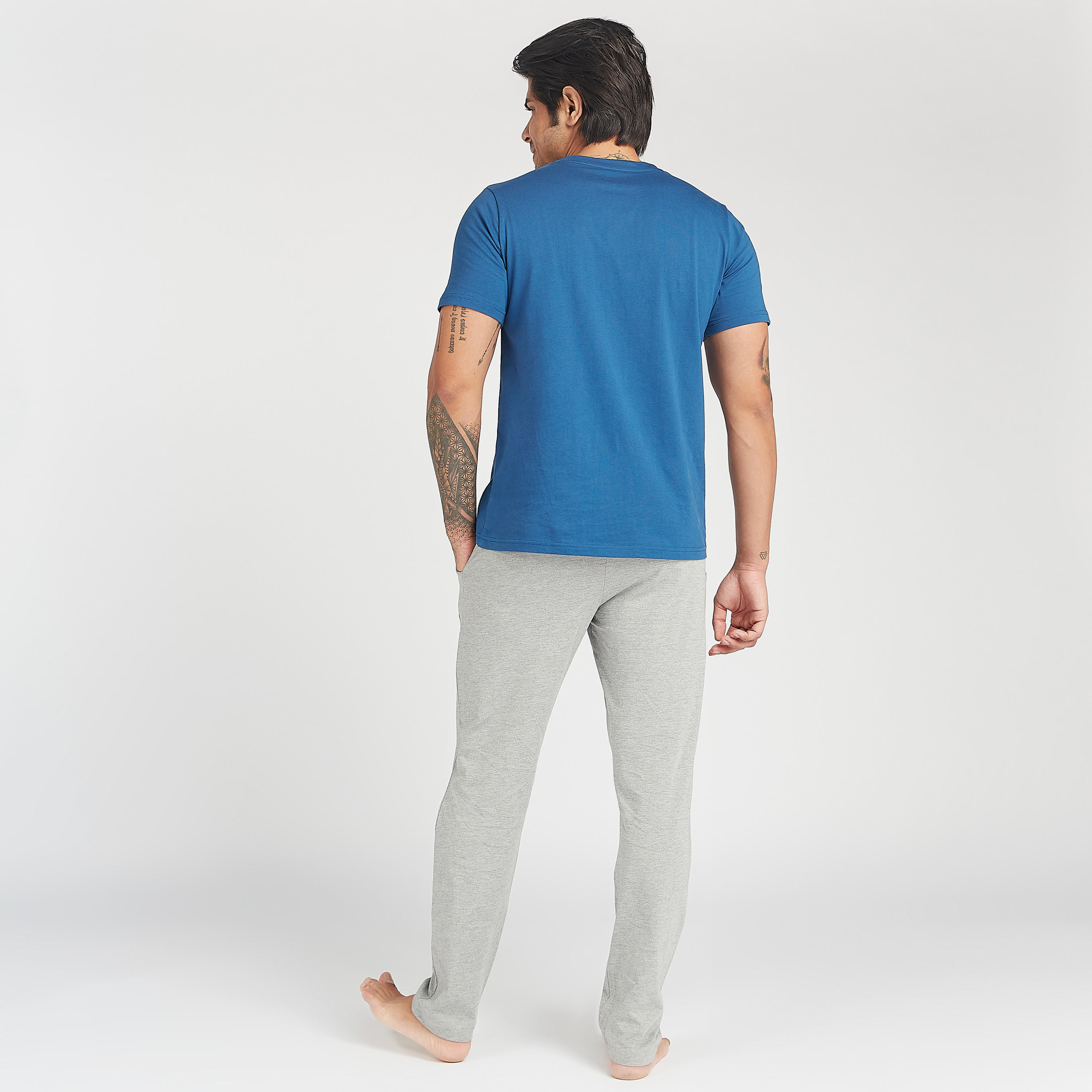 طقم بنطلون بيجاما طويل وتيشيرت بياقة ضيّقة وطبعات كابتن أمريكا-men-clothing-nightwear-sets-image-3