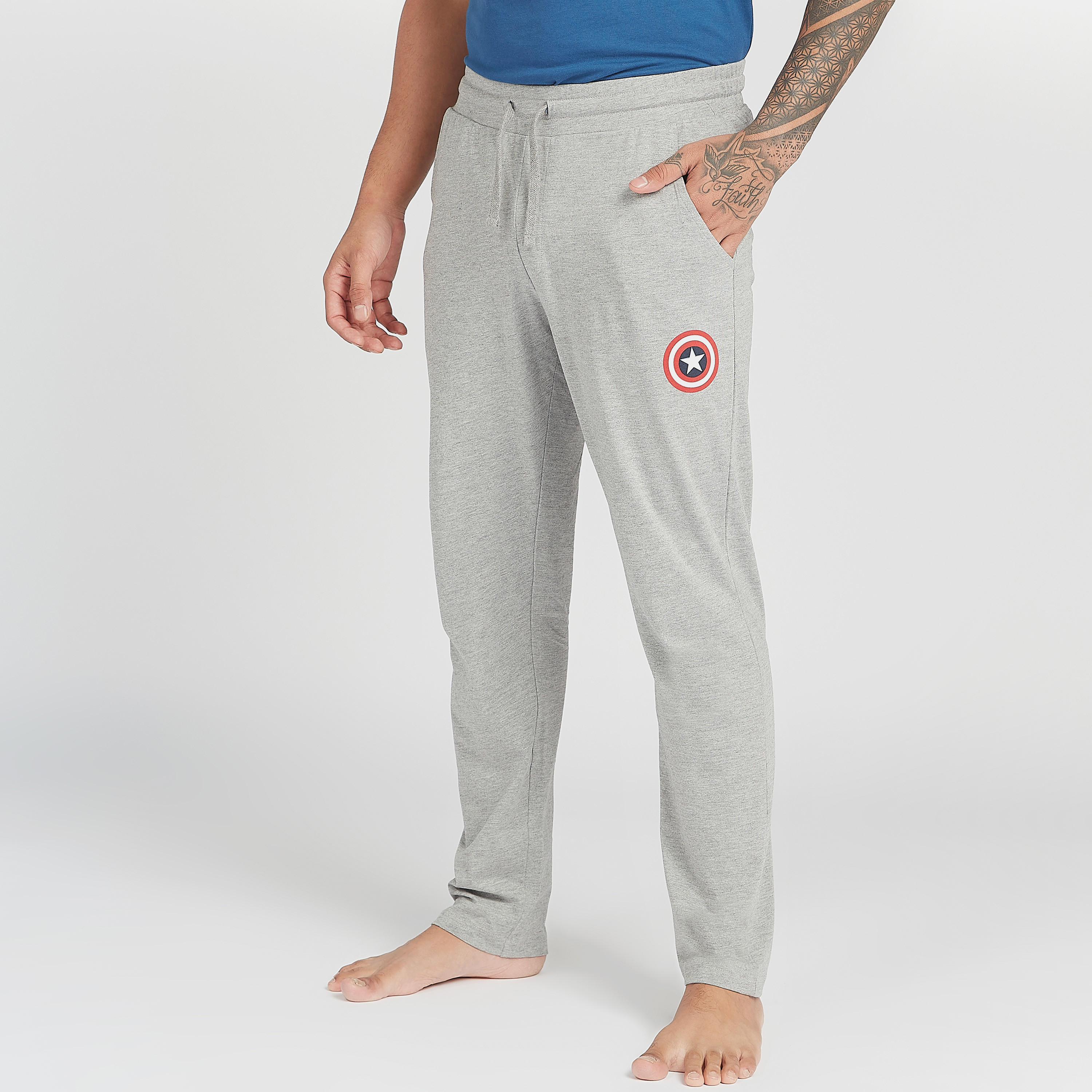 طقم بنطلون بيجاما طويل وتيشيرت بياقة ضيّقة وطبعات كابتن أمريكا-men-clothing-nightwear-sets-image-4