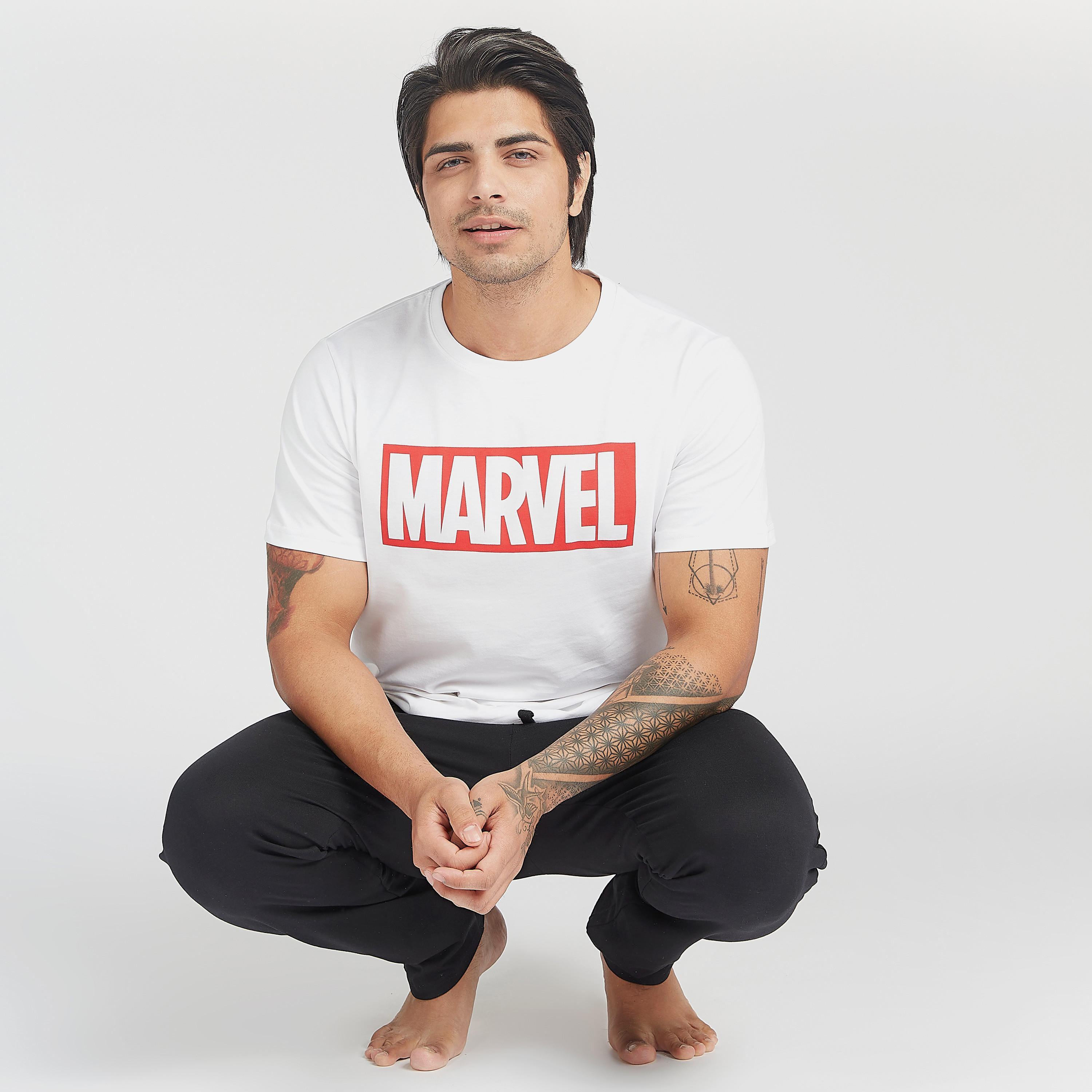 طقم بنطلون بيجاما طويل وتيشيرت بياقة ضيقة وطبعات مارفل-men-clothing-nightwear-sets-image-2