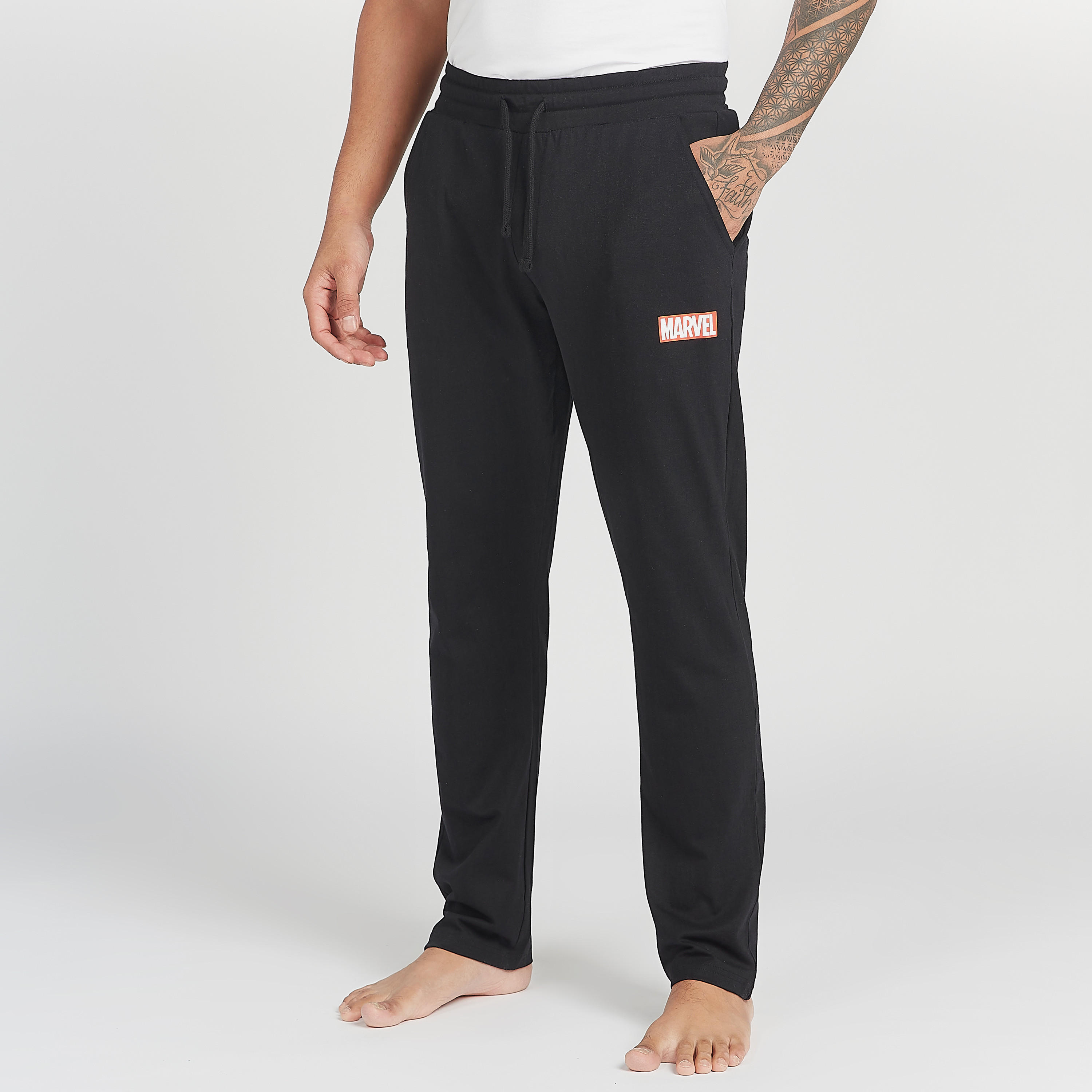 طقم بنطلون بيجاما طويل وتيشيرت بياقة ضيقة وطبعات مارفل-men-clothing-nightwear-sets-image-5