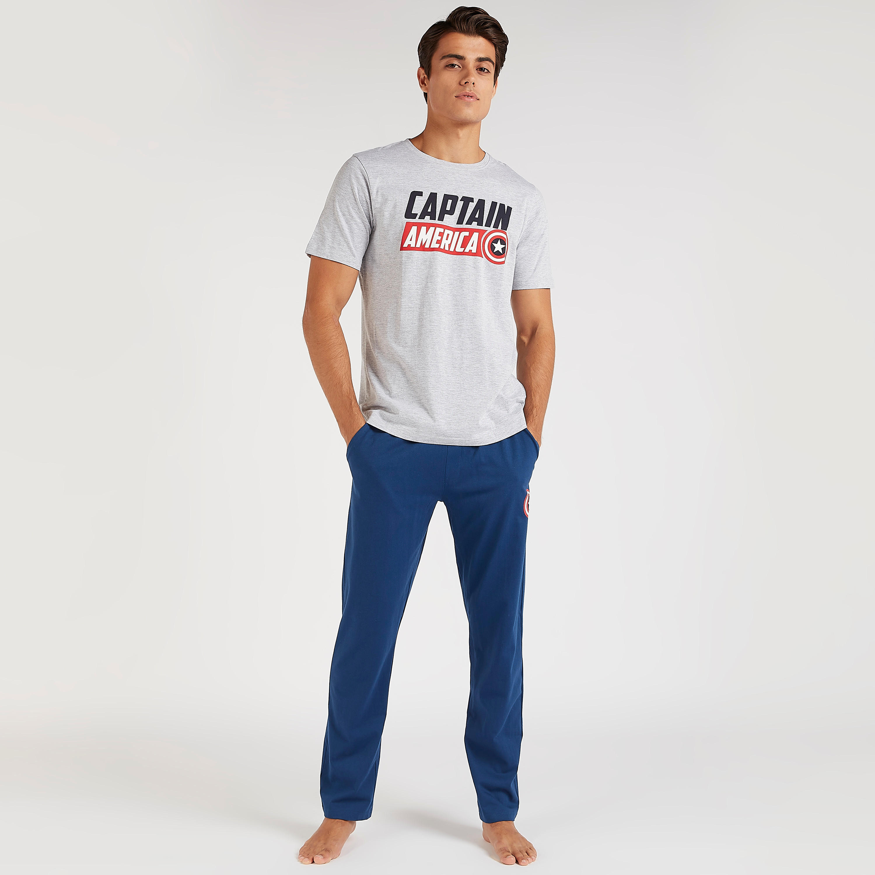 طقم بنطلون بيجاما طويل وتيشيرت بياقة ضيّقة وطبعات كابتن أمريكا-men-clothing-nightwear-sets-image-1