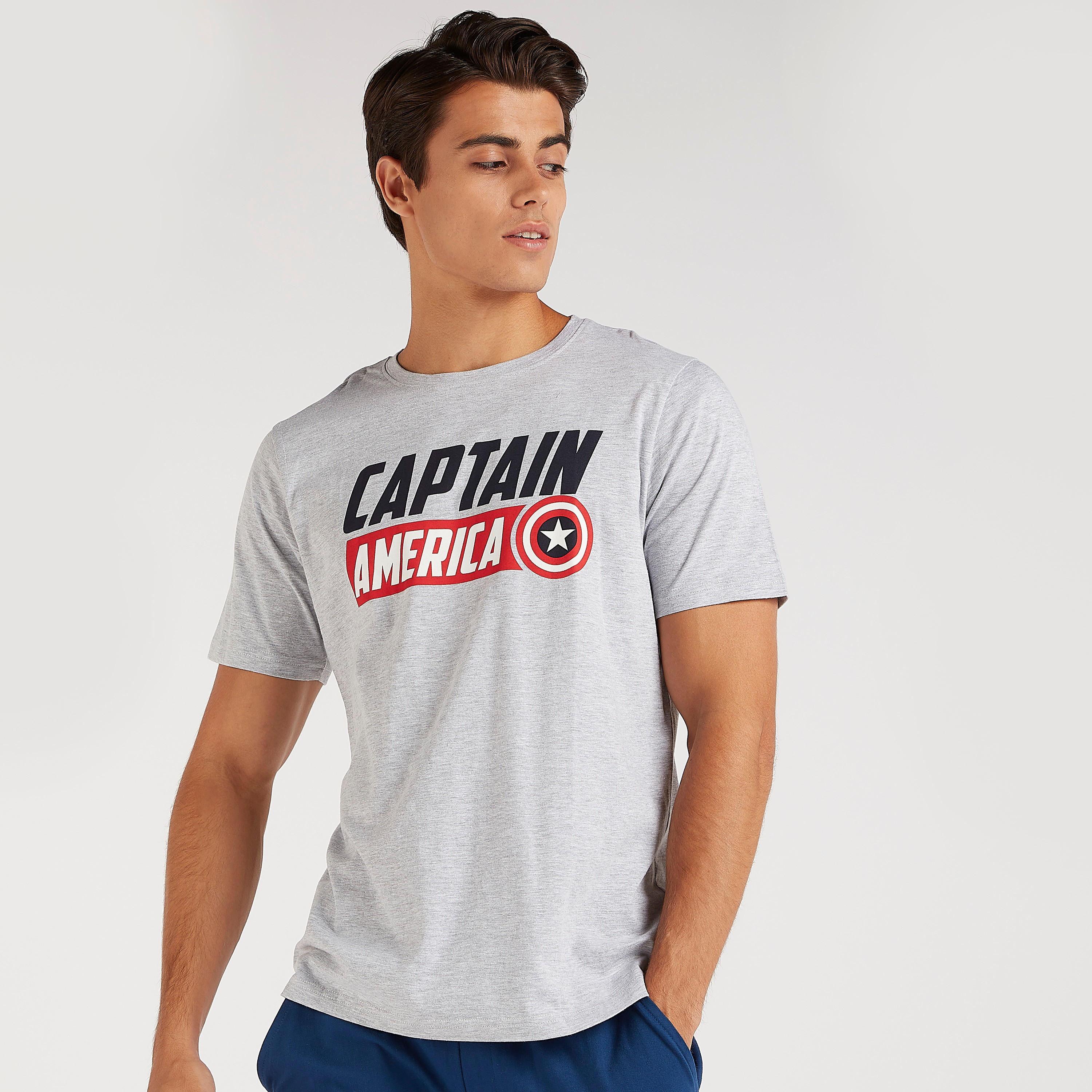 طقم بنطلون بيجاما طويل وتيشيرت بياقة ضيّقة وطبعات كابتن أمريكا-men-clothing-nightwear-sets-image-2