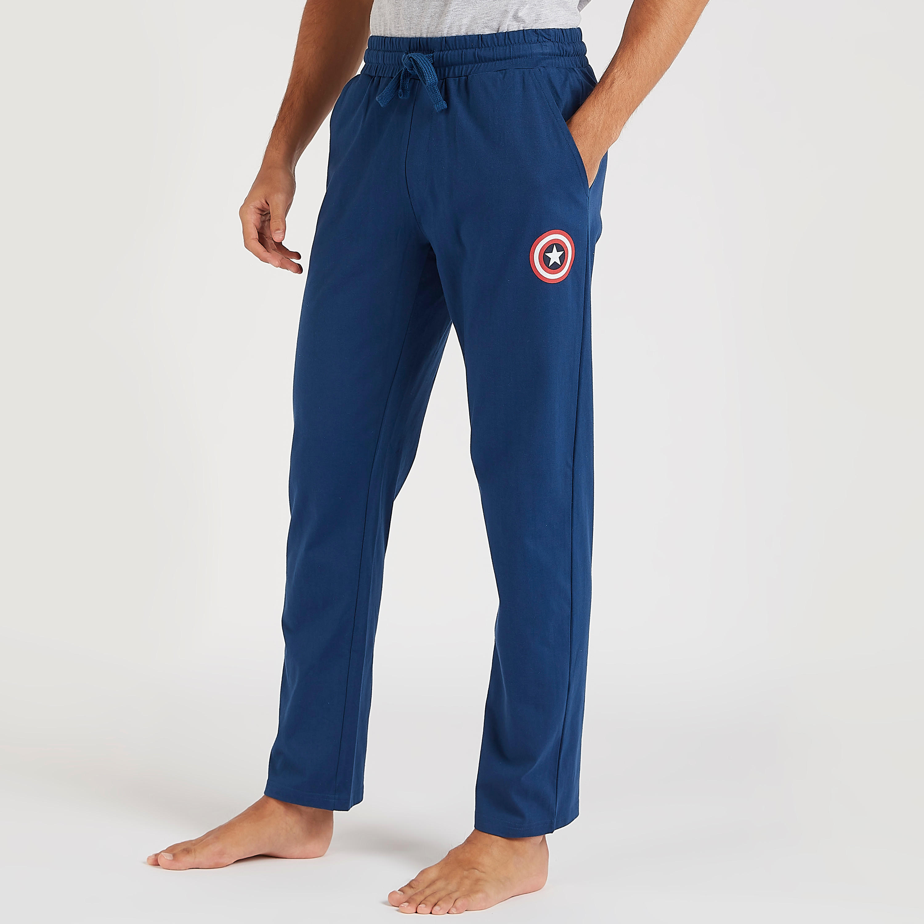 طقم بنطلون بيجاما طويل وتيشيرت بياقة ضيّقة وطبعات كابتن أمريكا-men-clothing-nightwear-sets-image-4