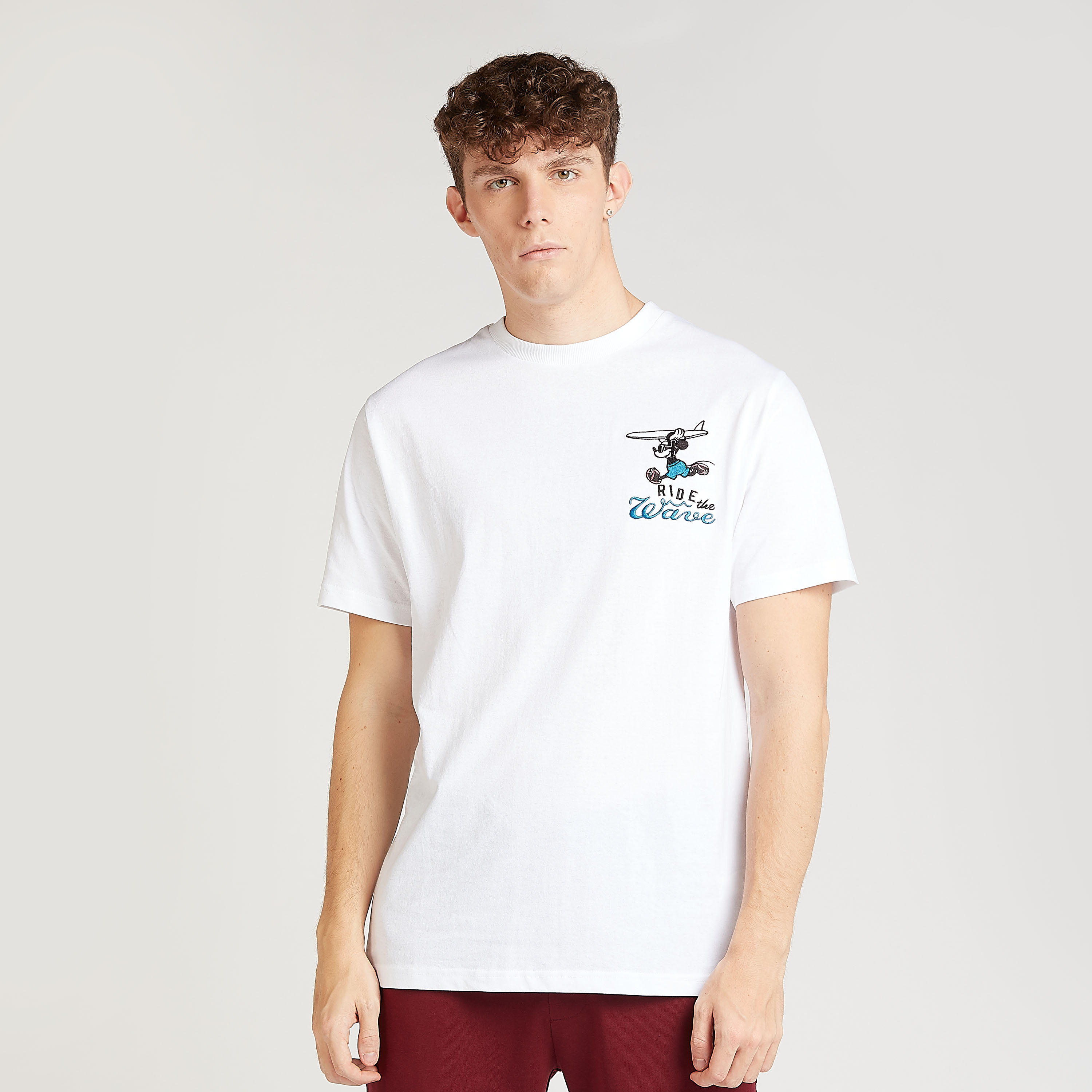 تيشيرت بقصة سليم بياقة ضيقة وأكمام قصيرة وطبعات ميكي ماوس-men-clothing-tshirtsandpolos-tshirts-image-1