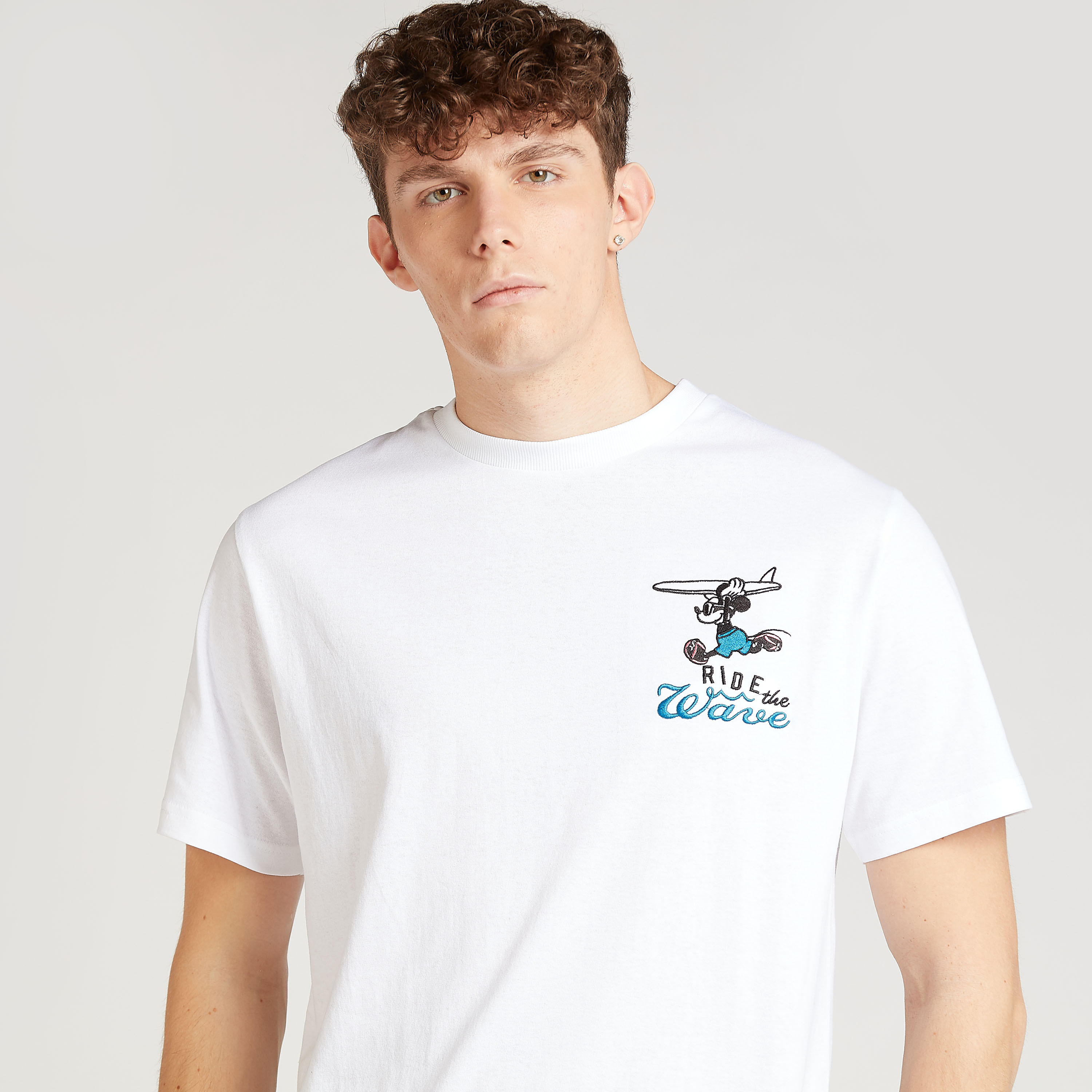 تيشيرت بقصة سليم بياقة ضيقة وأكمام قصيرة وطبعات ميكي ماوس-men-clothing-tshirtsandpolos-tshirts-image-2