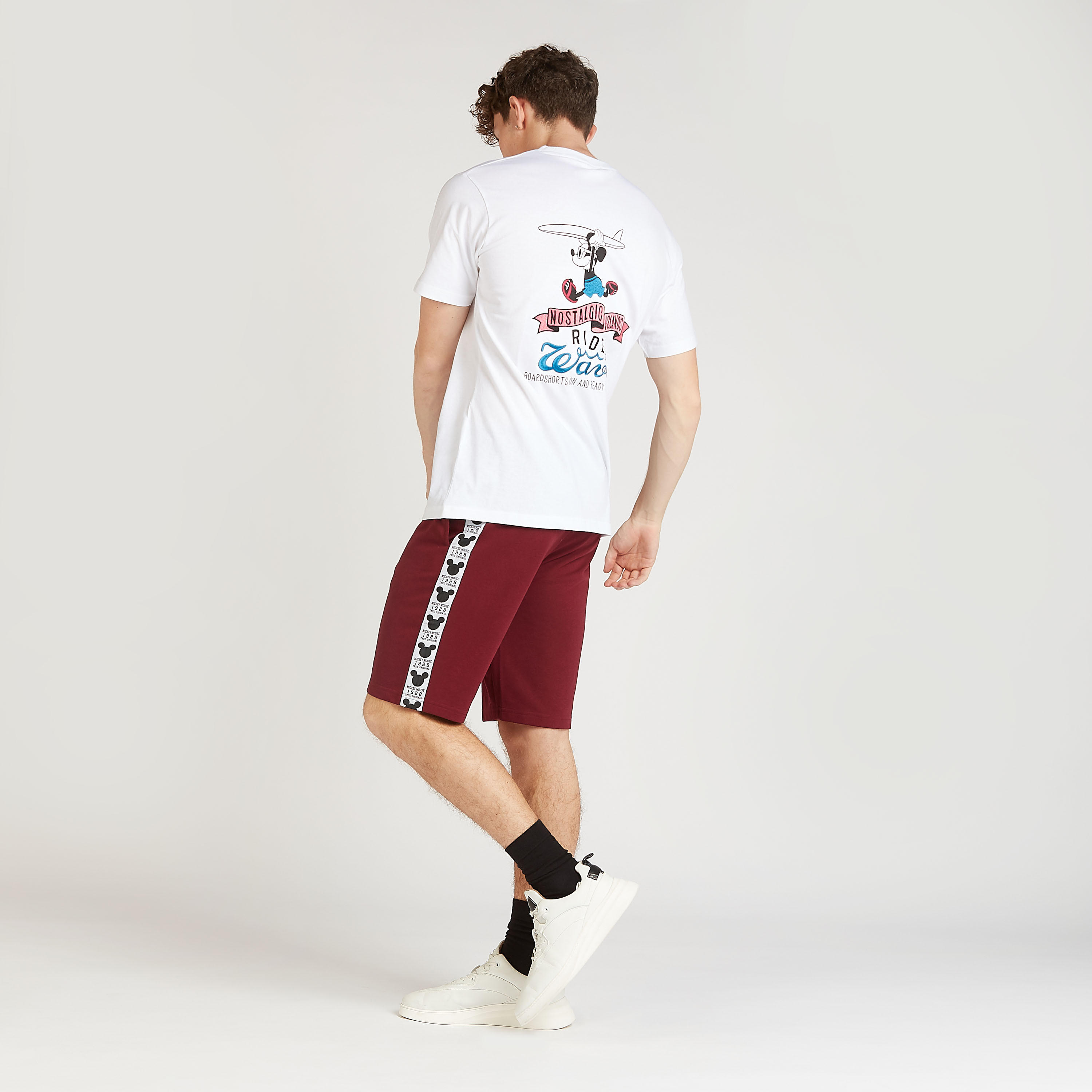 تيشيرت بقصة سليم بياقة ضيقة وأكمام قصيرة وطبعات ميكي ماوس-men-clothing-tshirtsandpolos-tshirts-image-3