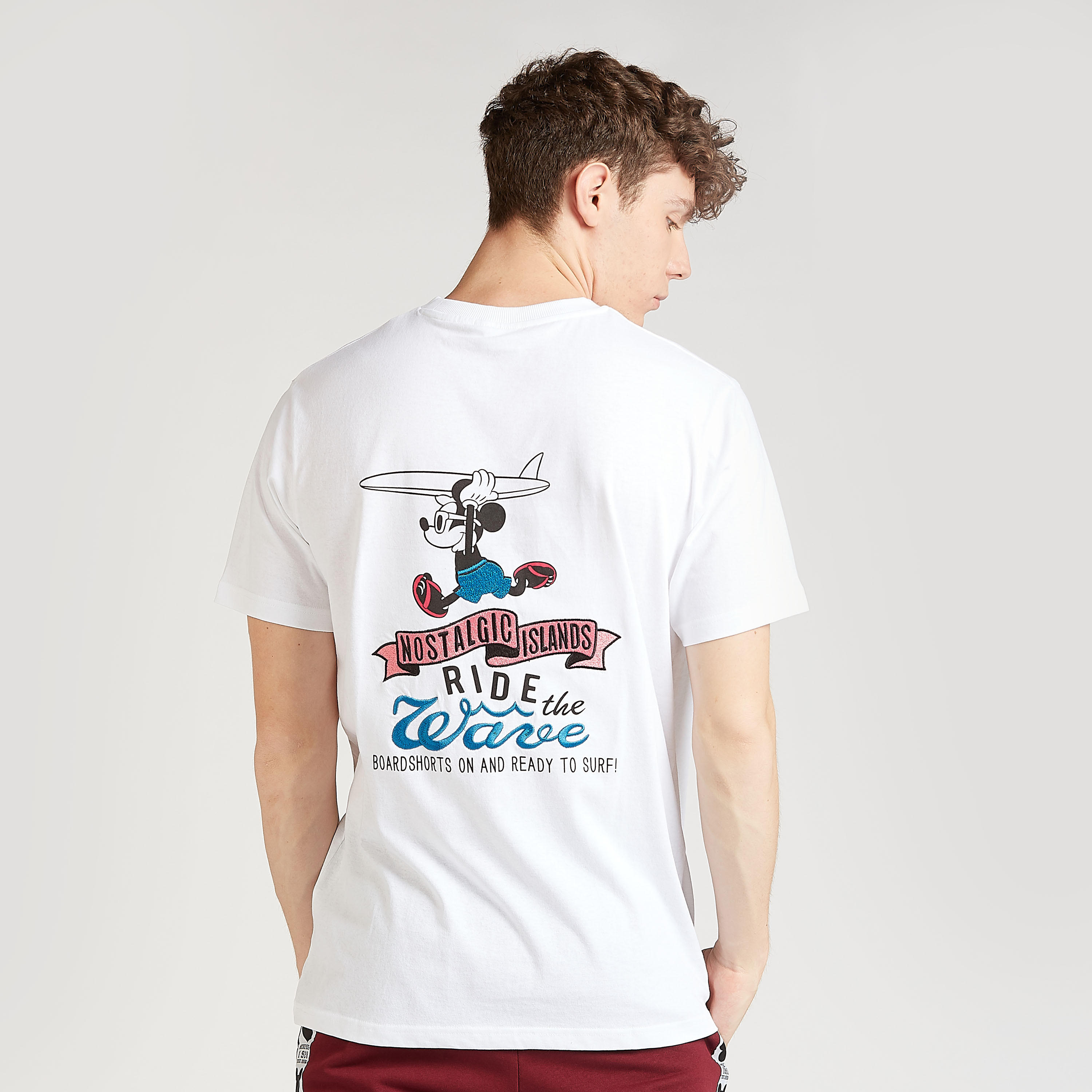 تيشيرت بقصة سليم بياقة ضيقة وأكمام قصيرة وطبعات ميكي ماوس-men-clothing-tshirtsandpolos-tshirts-image-5