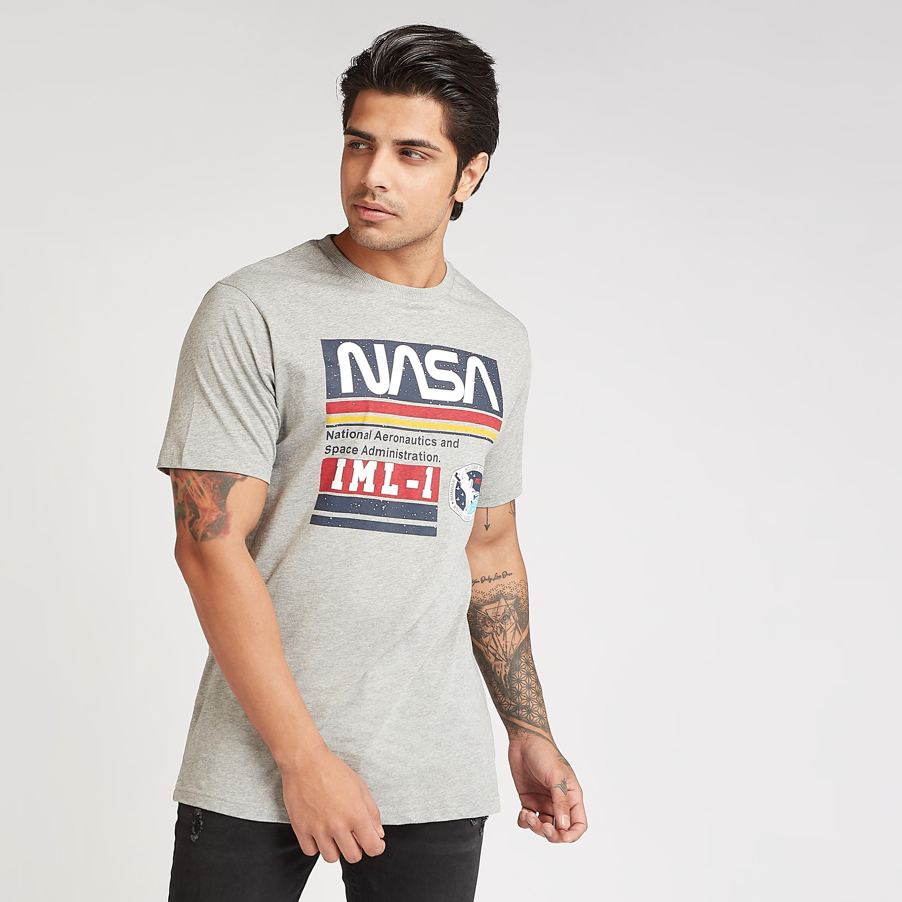 تيشيرت سليم فيت بأكمام قصيرة وطبعات نازا جرافيكيّة-men-clothing-tshirtsandpolos-tshirts-image-1