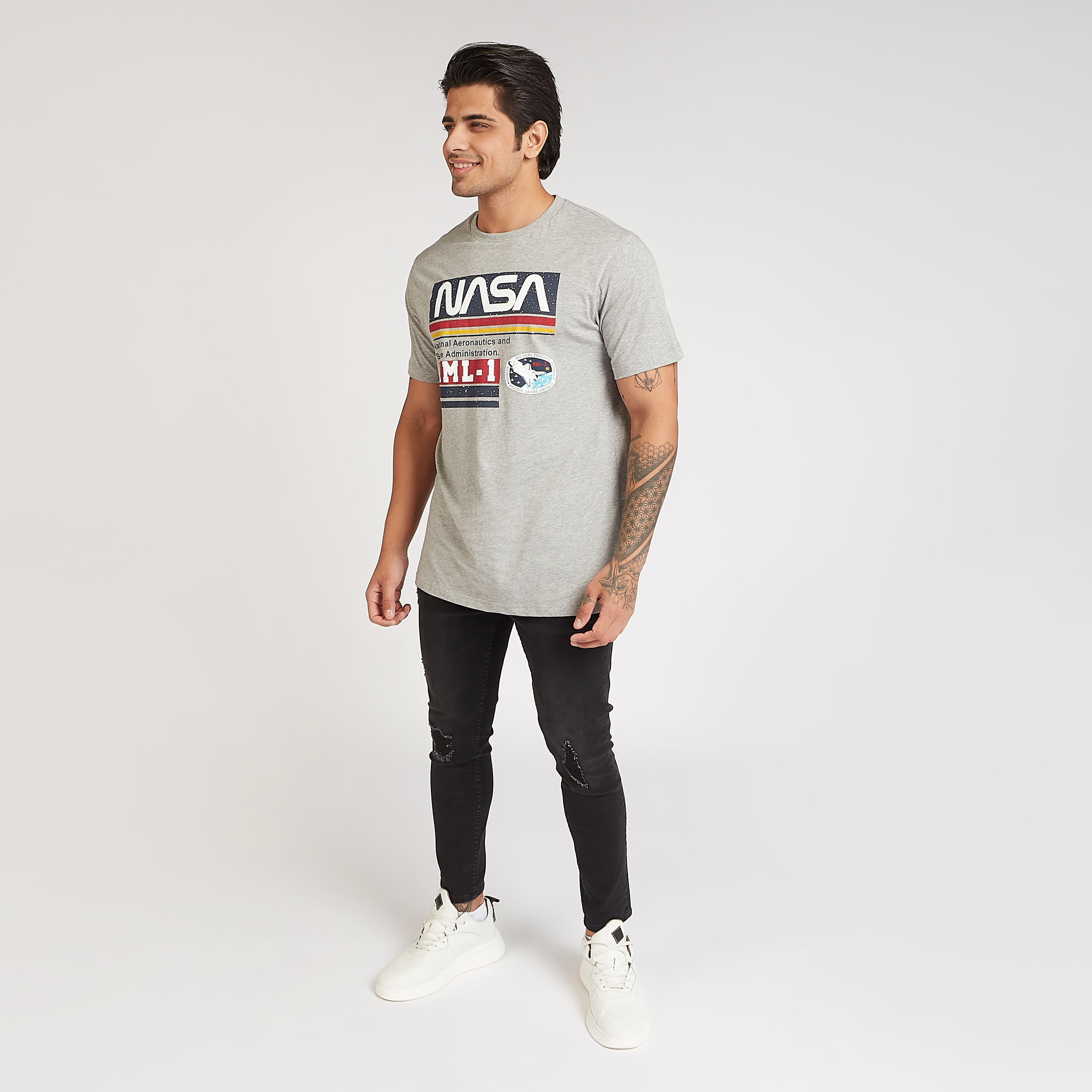 تيشيرت سليم فيت بأكمام قصيرة وطبعات نازا جرافيكيّة-men-clothing-tshirtsandpolos-tshirts-image-2