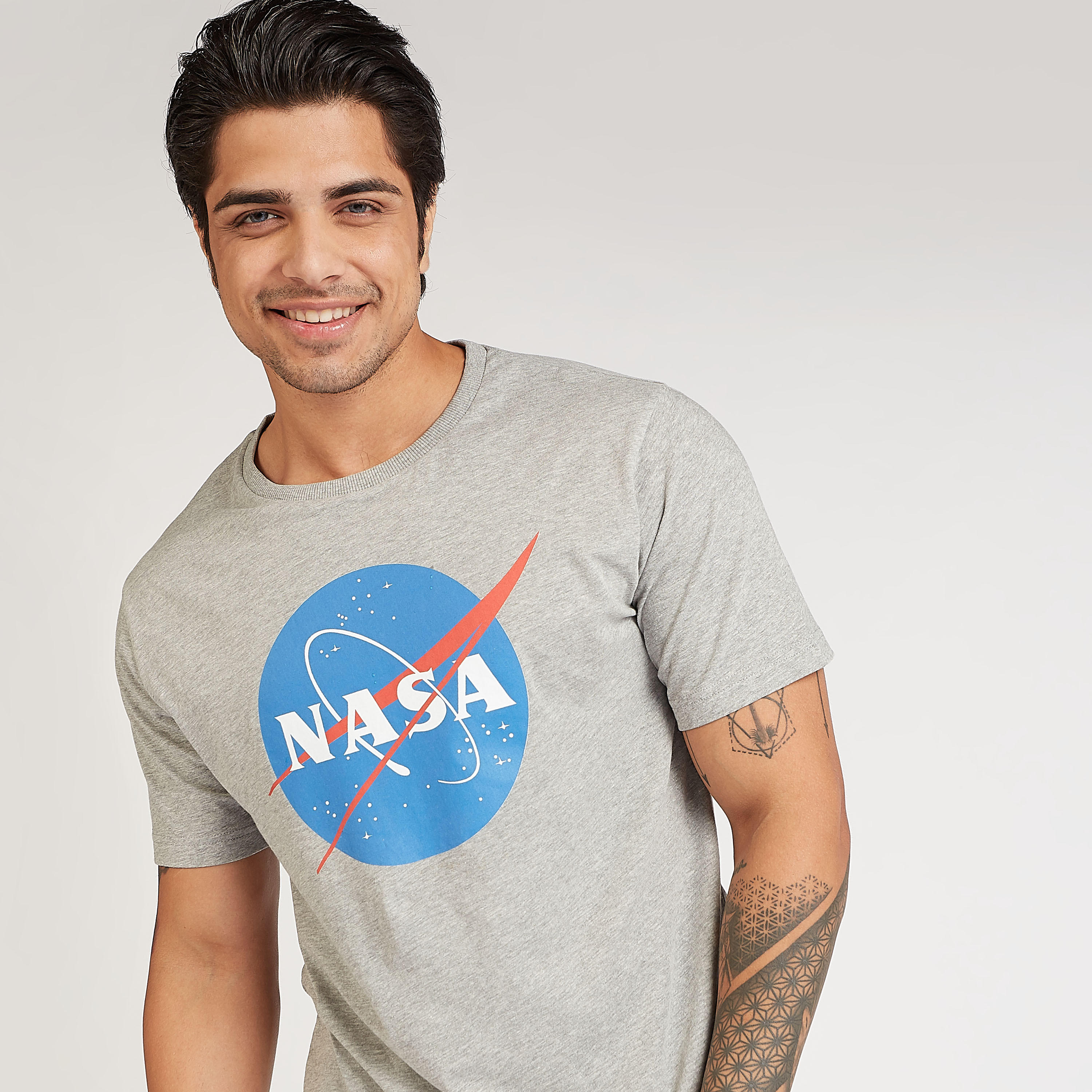 تيشيرت سليم بياقة ضيّقة وأكمام قصيرة وطبعات ناسا-men-clothing-tshirtsandpolos-tshirts-image-1