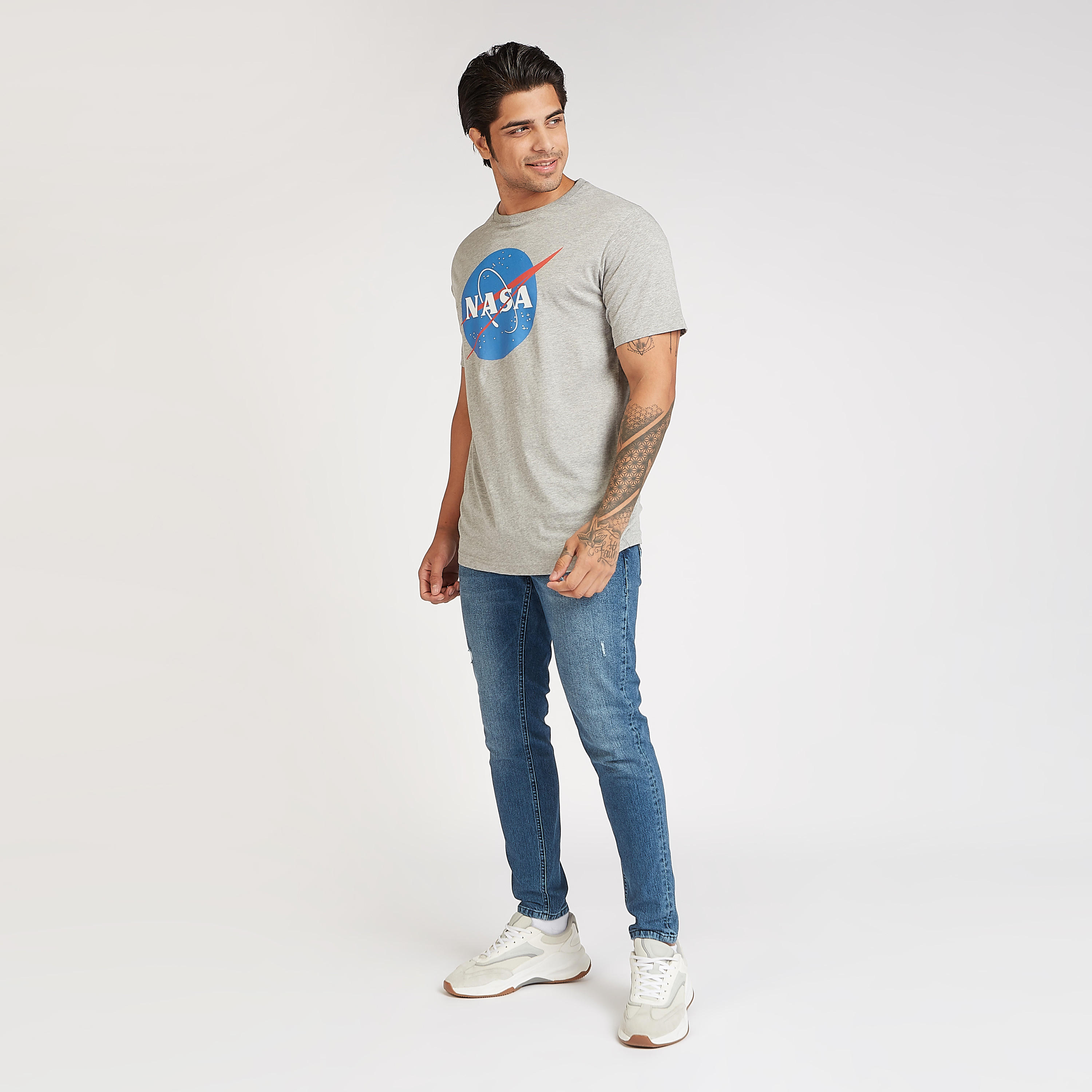 تيشيرت سليم بياقة ضيّقة وأكمام قصيرة وطبعات ناسا-men-clothing-tshirtsandpolos-tshirts-image-2