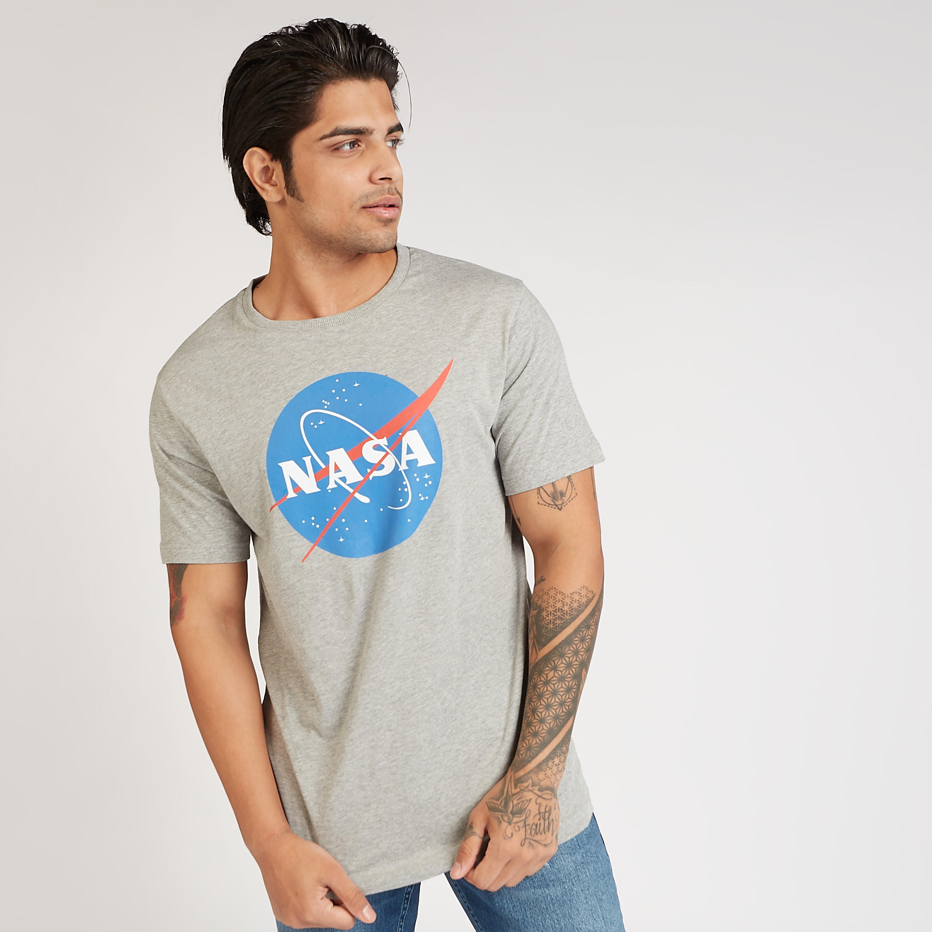 تيشيرت سليم بياقة ضيّقة وأكمام قصيرة وطبعات ناسا-men-clothing-tshirtsandpolos-tshirts-image-3