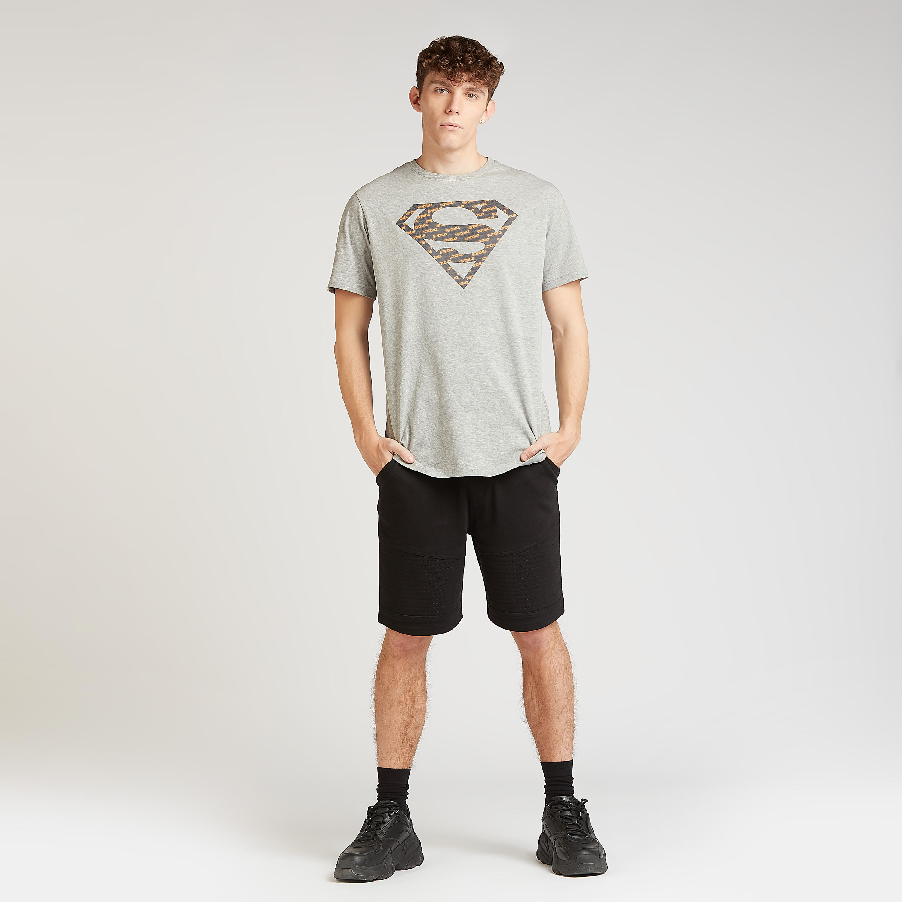 تيشيرت سليم بياقة ضيقة وأكمام قصيرة وطبعات سوبرمان-men-clothing-tshirtsandpolos-tshirts-image-2