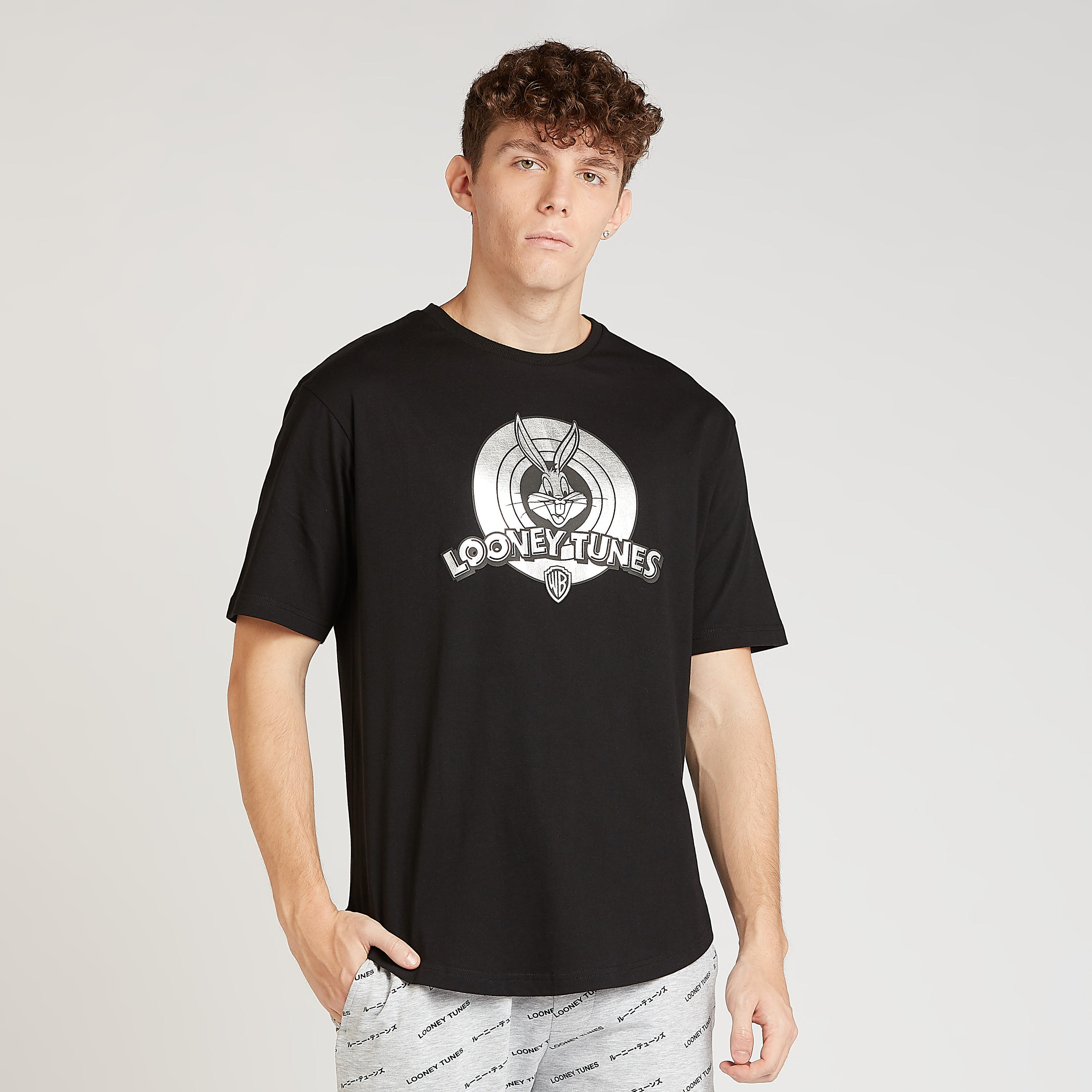 تيشيرت سليم بأكمام قصيرة وياقة ضيقة وطبعات لوني تيونز-men-clothing-tshirtsandpolos-tshirts-image-1