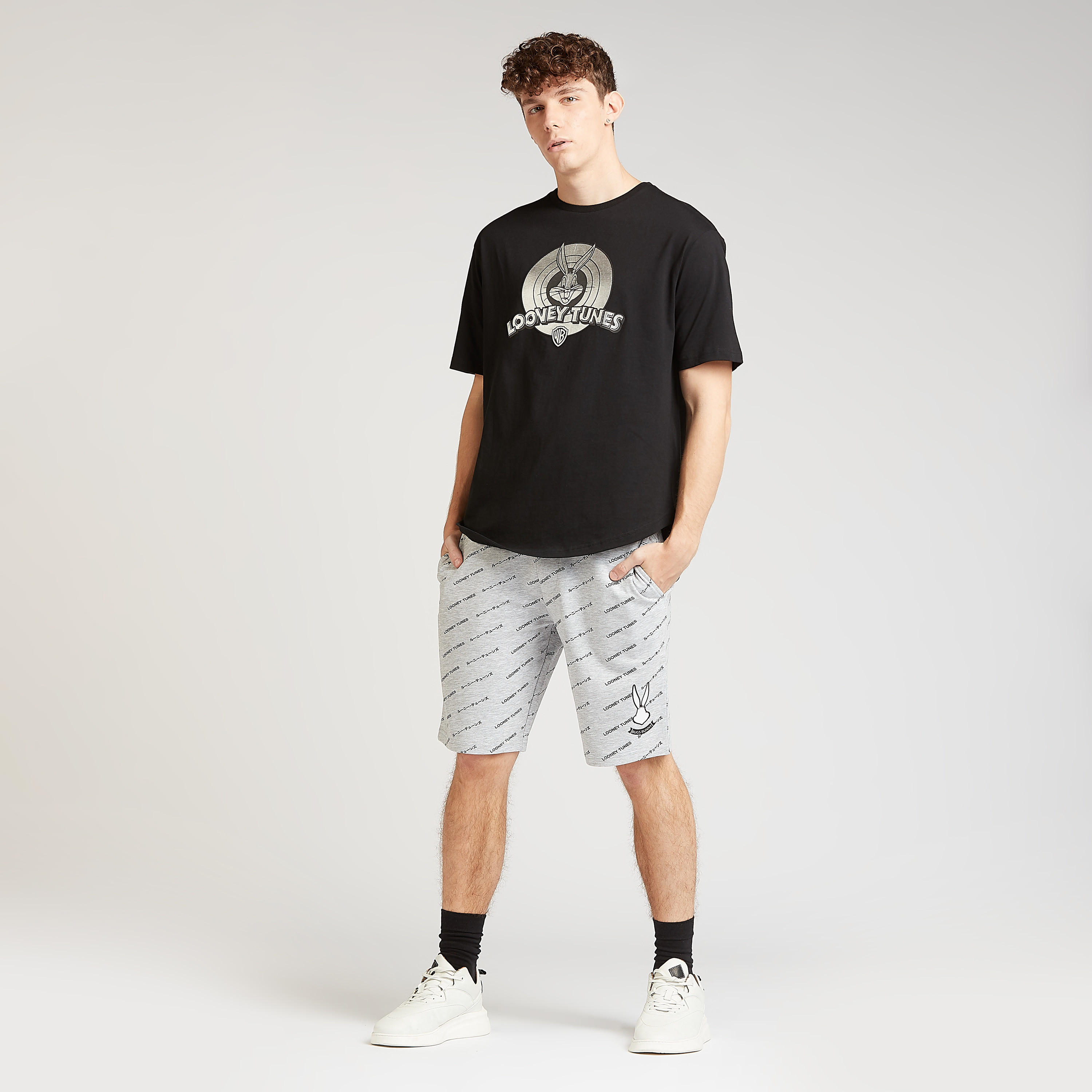 تيشيرت سليم بأكمام قصيرة وياقة ضيقة وطبعات لوني تيونز-men-clothing-tshirtsandpolos-tshirts-image-2