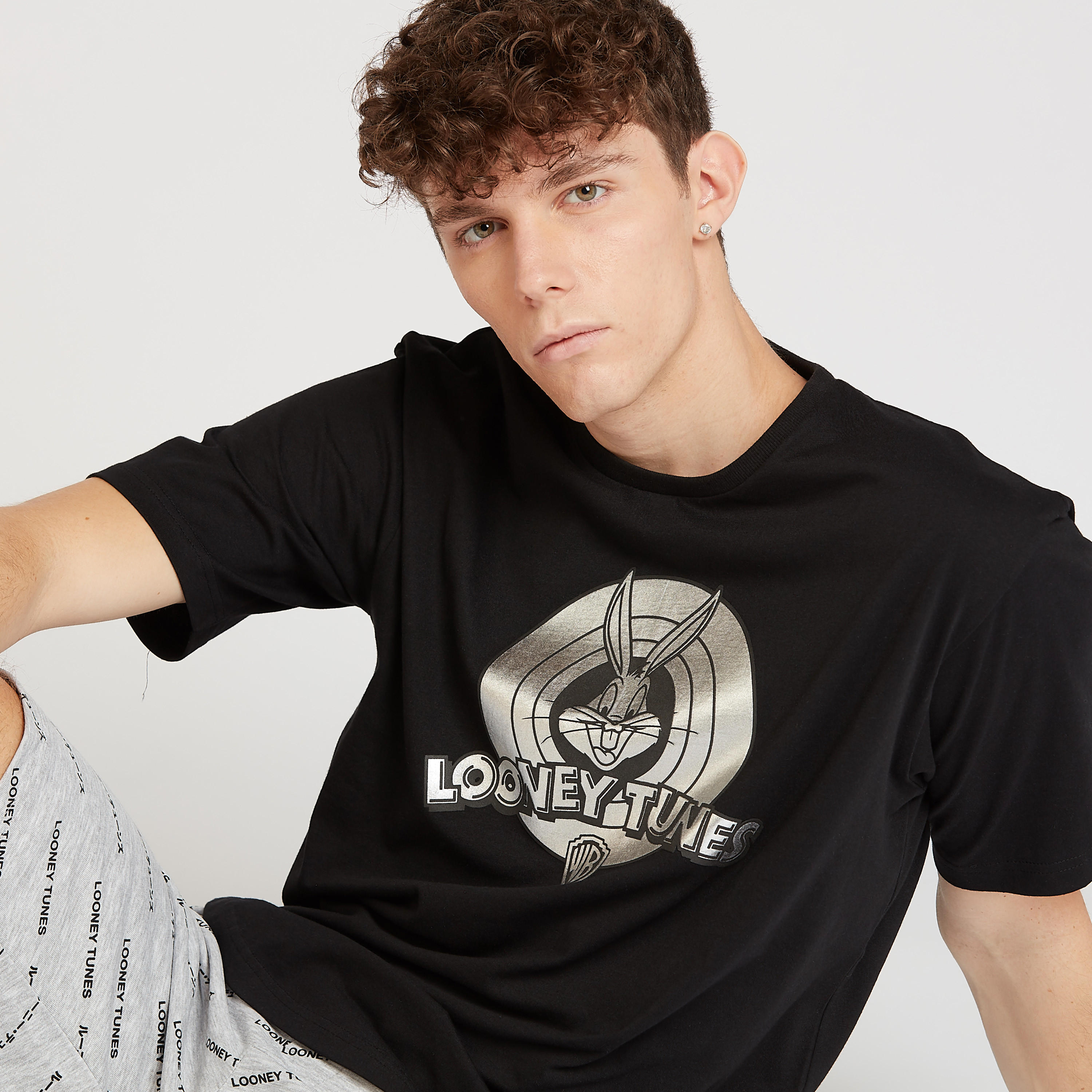 تيشيرت سليم بأكمام قصيرة وياقة ضيقة وطبعات لوني تيونز-men-clothing-tshirtsandpolos-tshirts-image-4