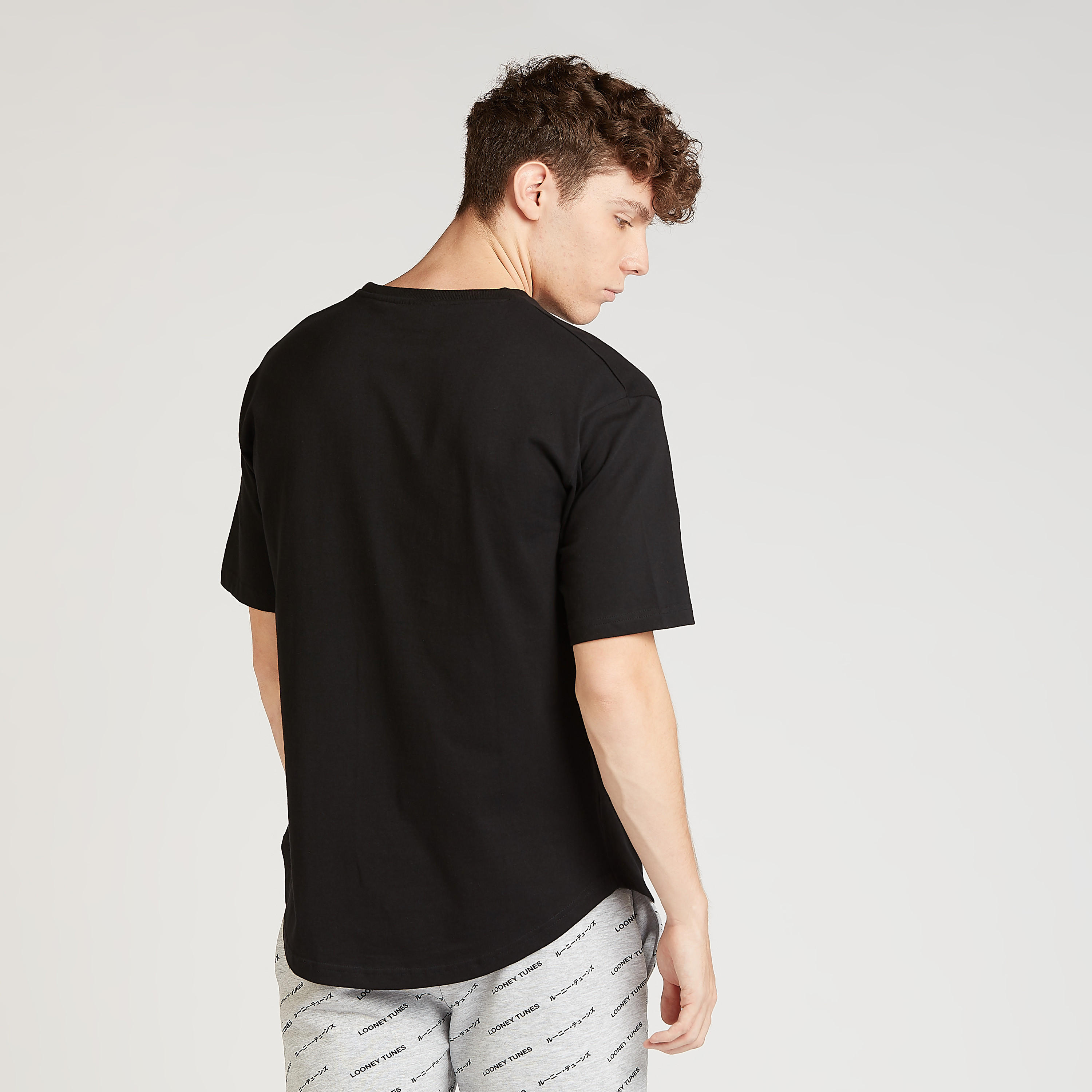 تيشيرت سليم بأكمام قصيرة وياقة ضيقة وطبعات لوني تيونز-men-clothing-tshirtsandpolos-tshirts-image-5