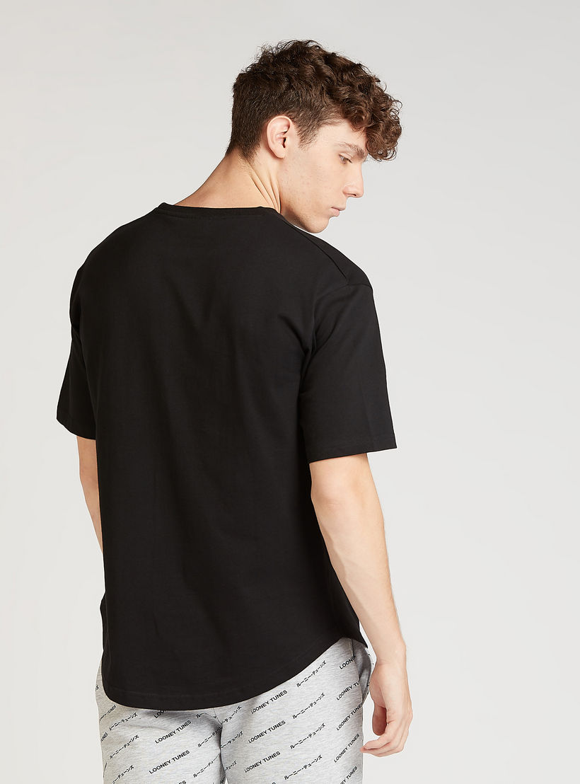 تيشيرت سليم بأكمام قصيرة وياقة ضيقة وطبعات لوني تيونز-men-clothing-tshirtsandpolos-tshirts-image-5