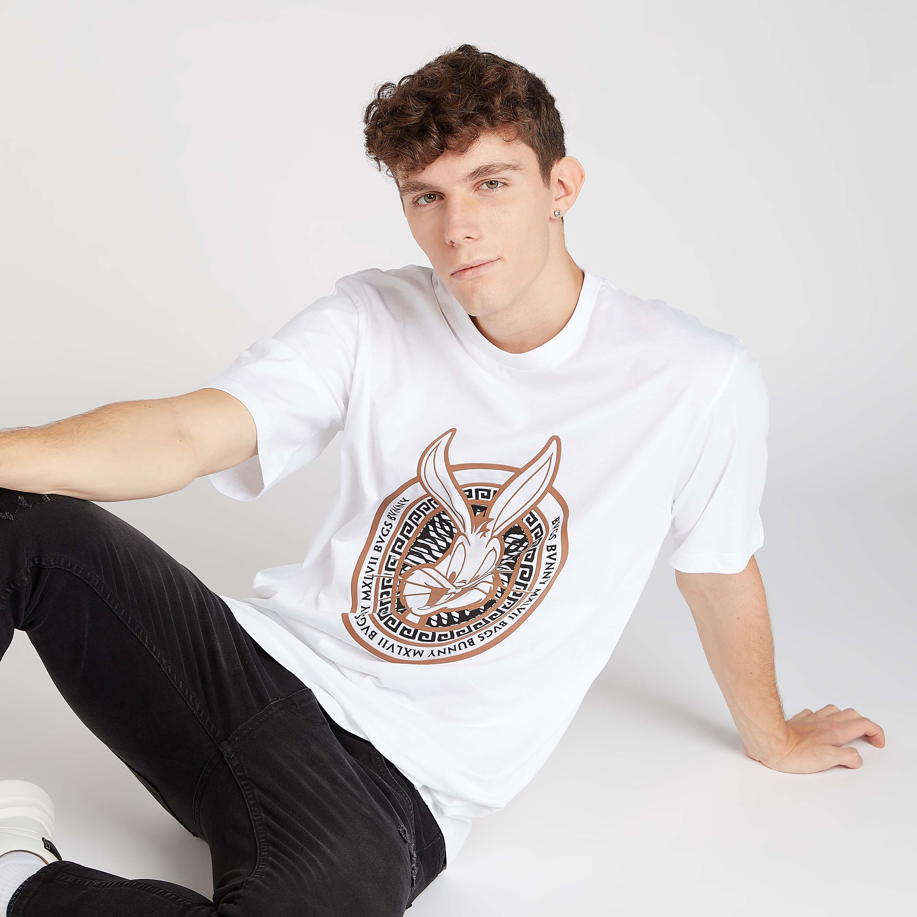 تيشيرت مستدام سليم بياقة ضيقة وطبعات باجز باني-men-clothing-tshirtsandpolos-tshirts-image-1