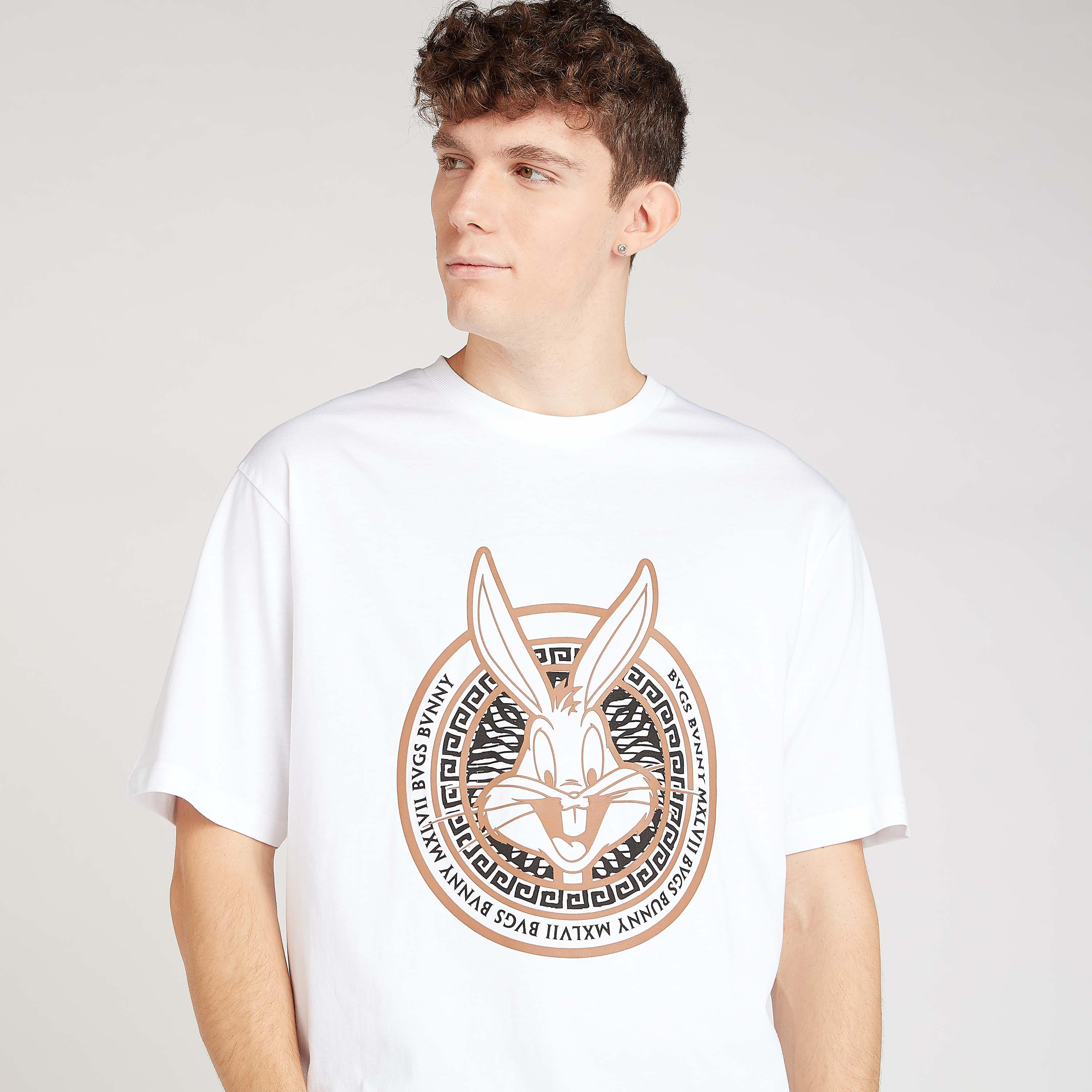 تيشيرت مستدام سليم بياقة ضيقة وطبعات باجز باني-men-clothing-tshirtsandpolos-tshirts-image-3