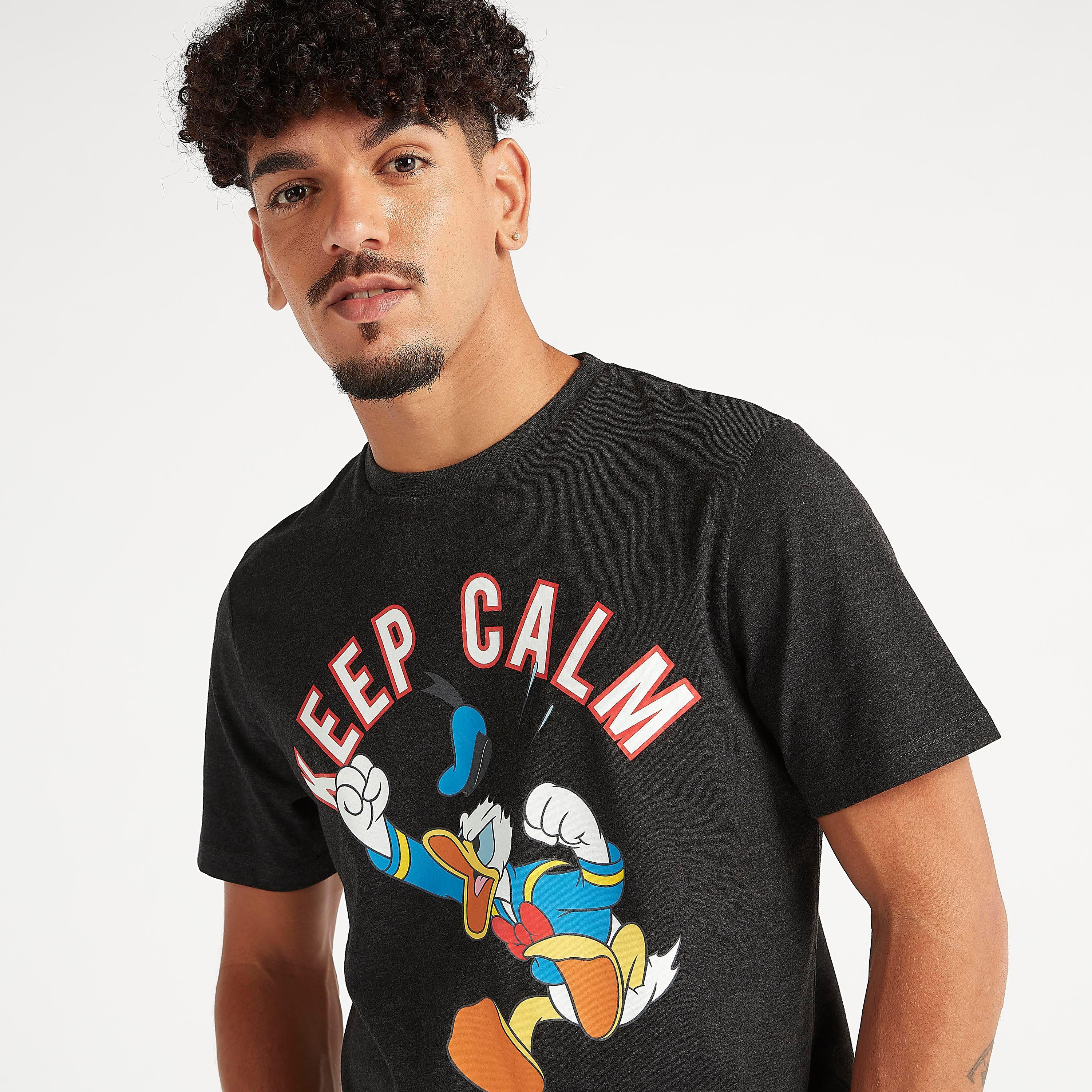 تيشيرت بأكمام قصيرة وياقة ضيّقة وطبعات دونالد داك-men-clothing-tshirtsandpolos-tshirts-image-3