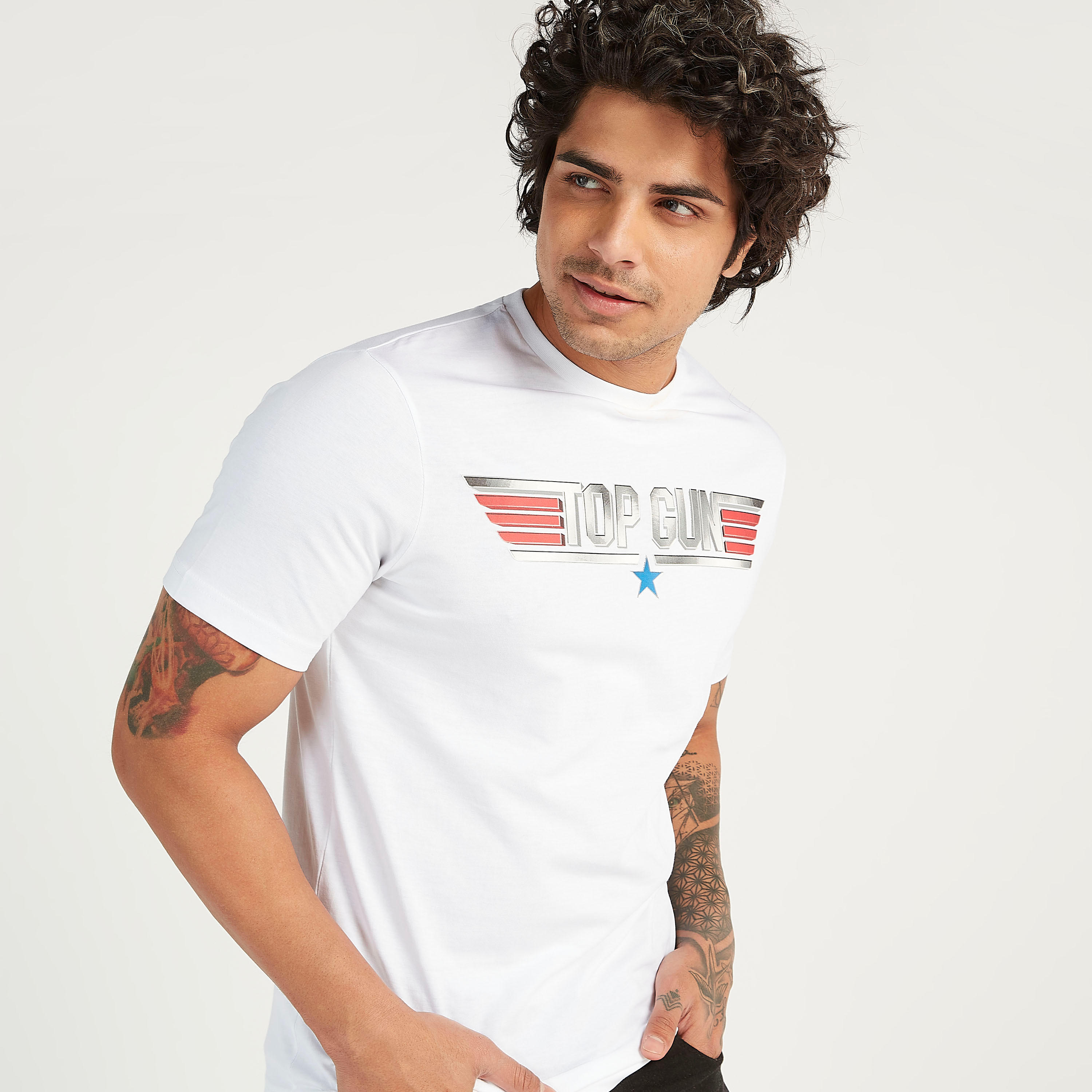 تيشيرت بياقة ضيقة وأكمام قصيرة وطبعات-men-clothing-tshirtsandpolos-tshirts-image-5