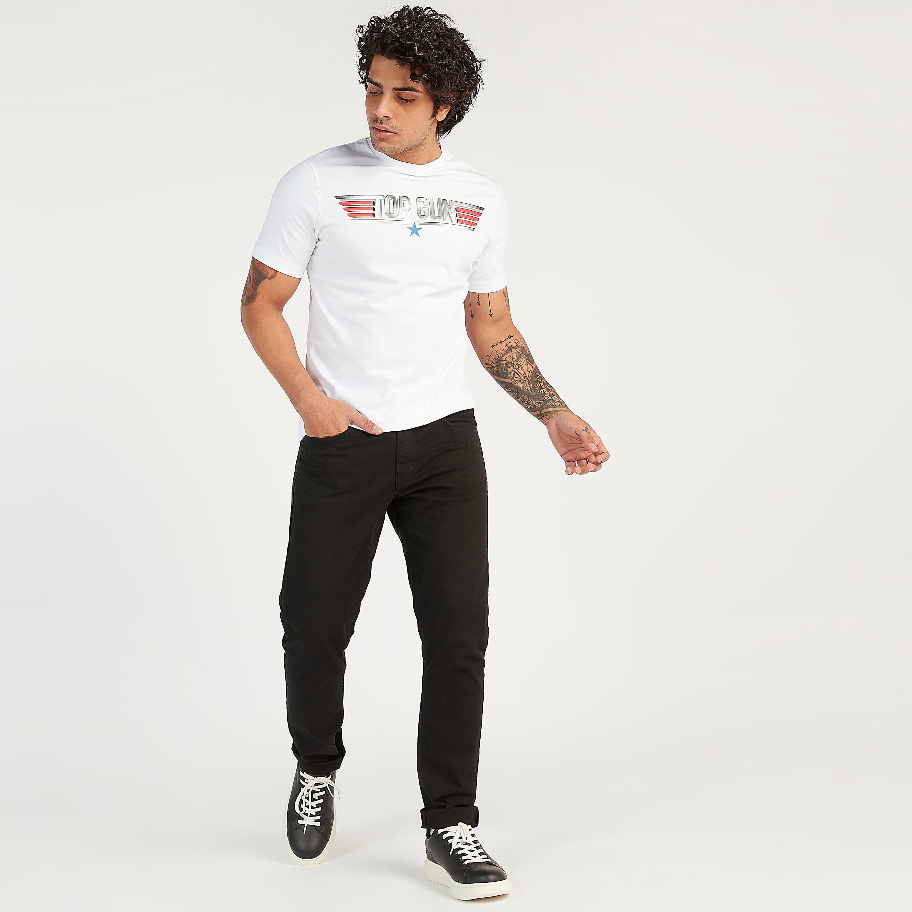تيشيرت بياقة ضيقة وأكمام قصيرة وطبعات-men-clothing-tshirtsandpolos-tshirts-image-4