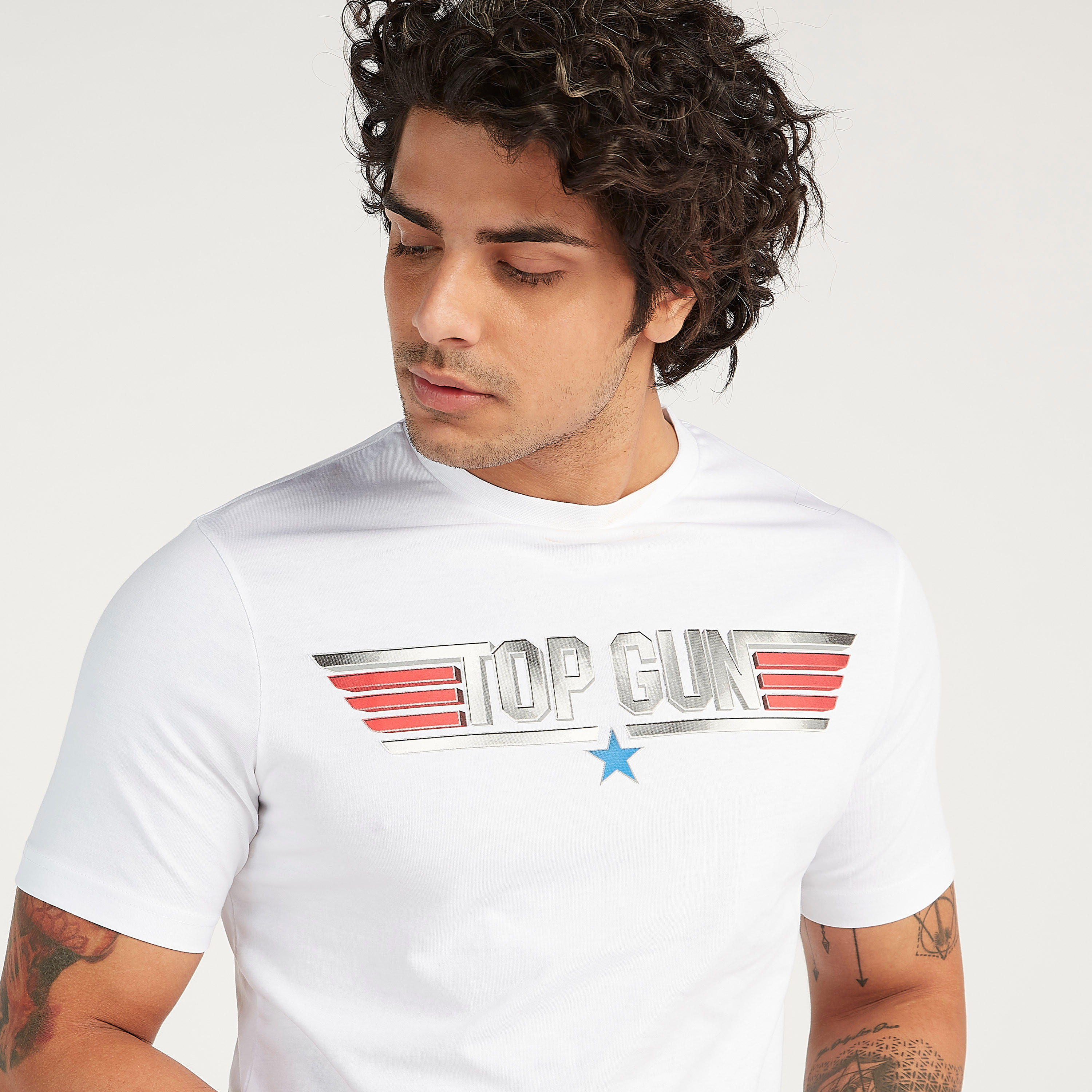 تيشيرت بياقة ضيقة وأكمام قصيرة وطبعات-men-clothing-tshirtsandpolos-tshirts-image-3