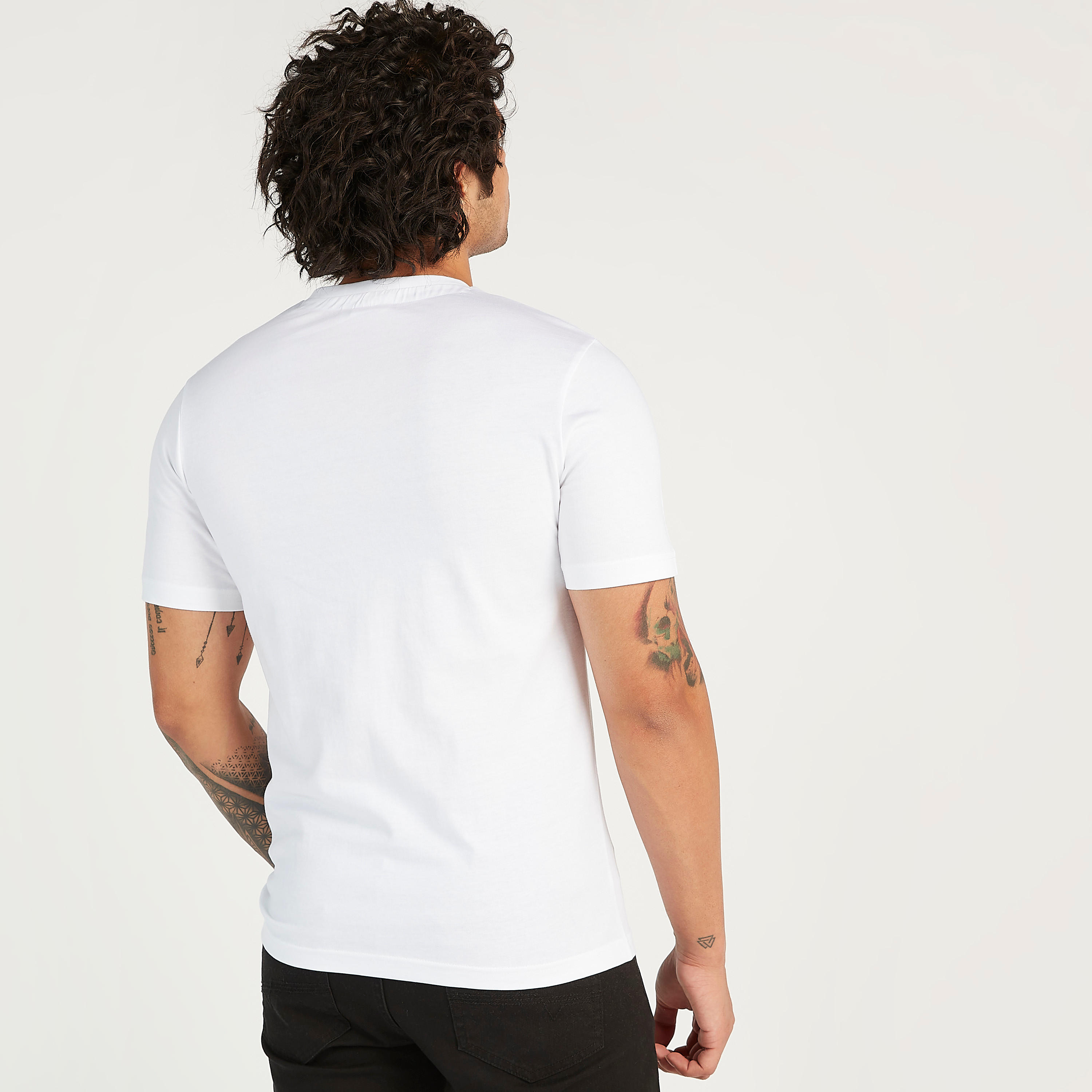 تيشيرت بياقة ضيقة وأكمام قصيرة وطبعات-men-clothing-tshirtsandpolos-tshirts-image-2