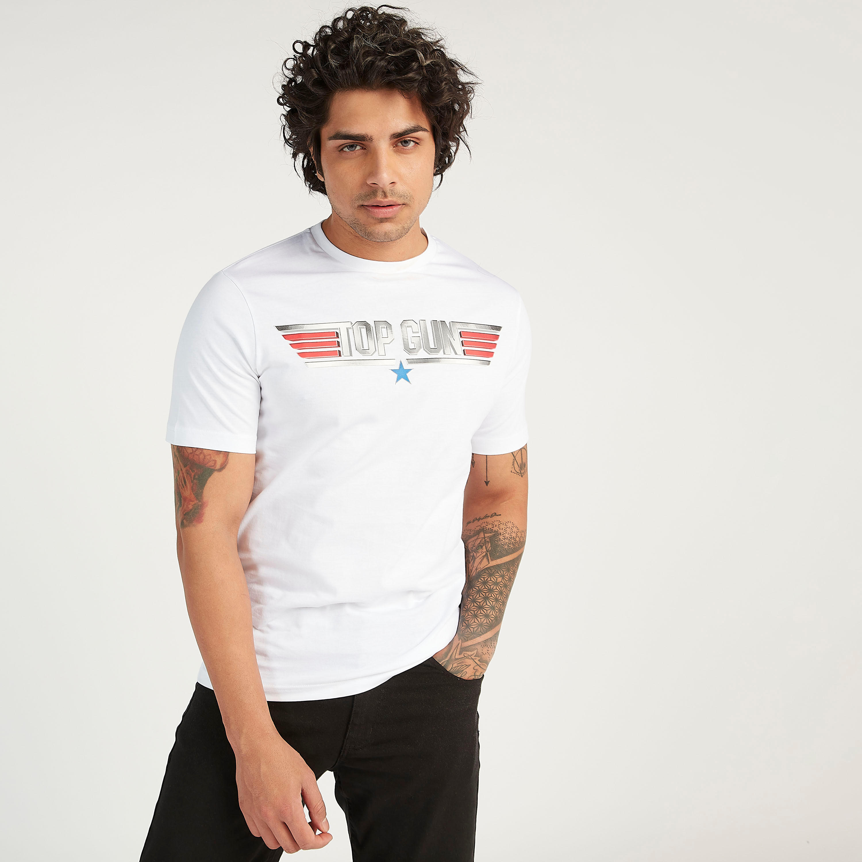 تيشيرت بياقة ضيقة وأكمام قصيرة وطبعات-men-clothing-tshirtsandpolos-tshirts-image-1