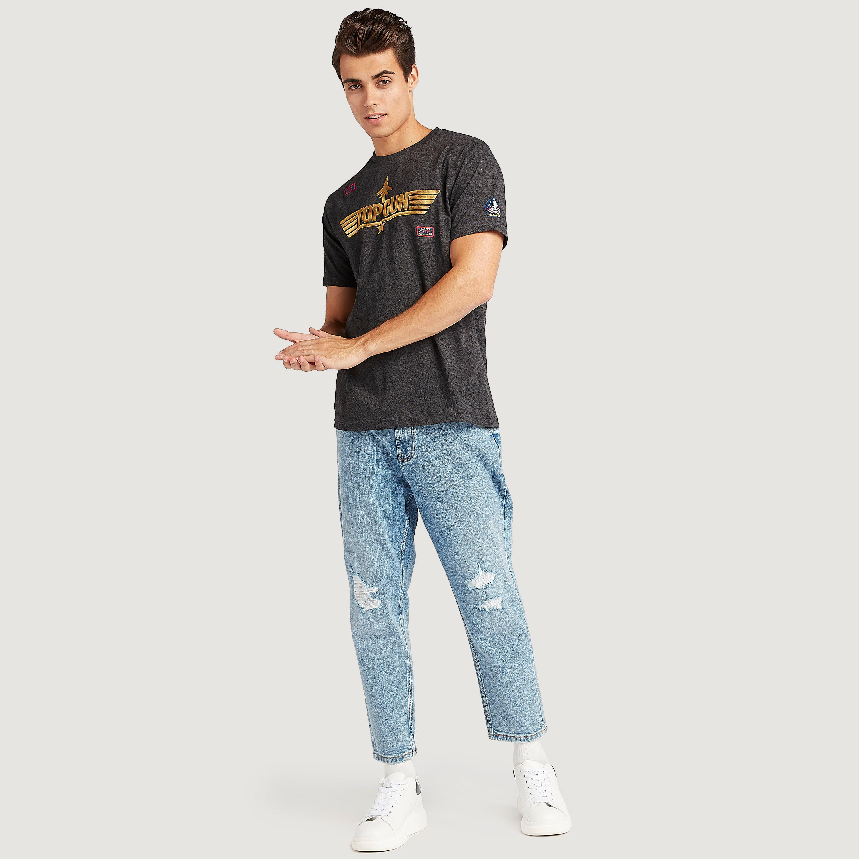 تيشيرت بأكمام قصيرة وياقة ضيّقة وطبعات توب جان-men-clothing-tshirtsandpolos-tshirts-image-2