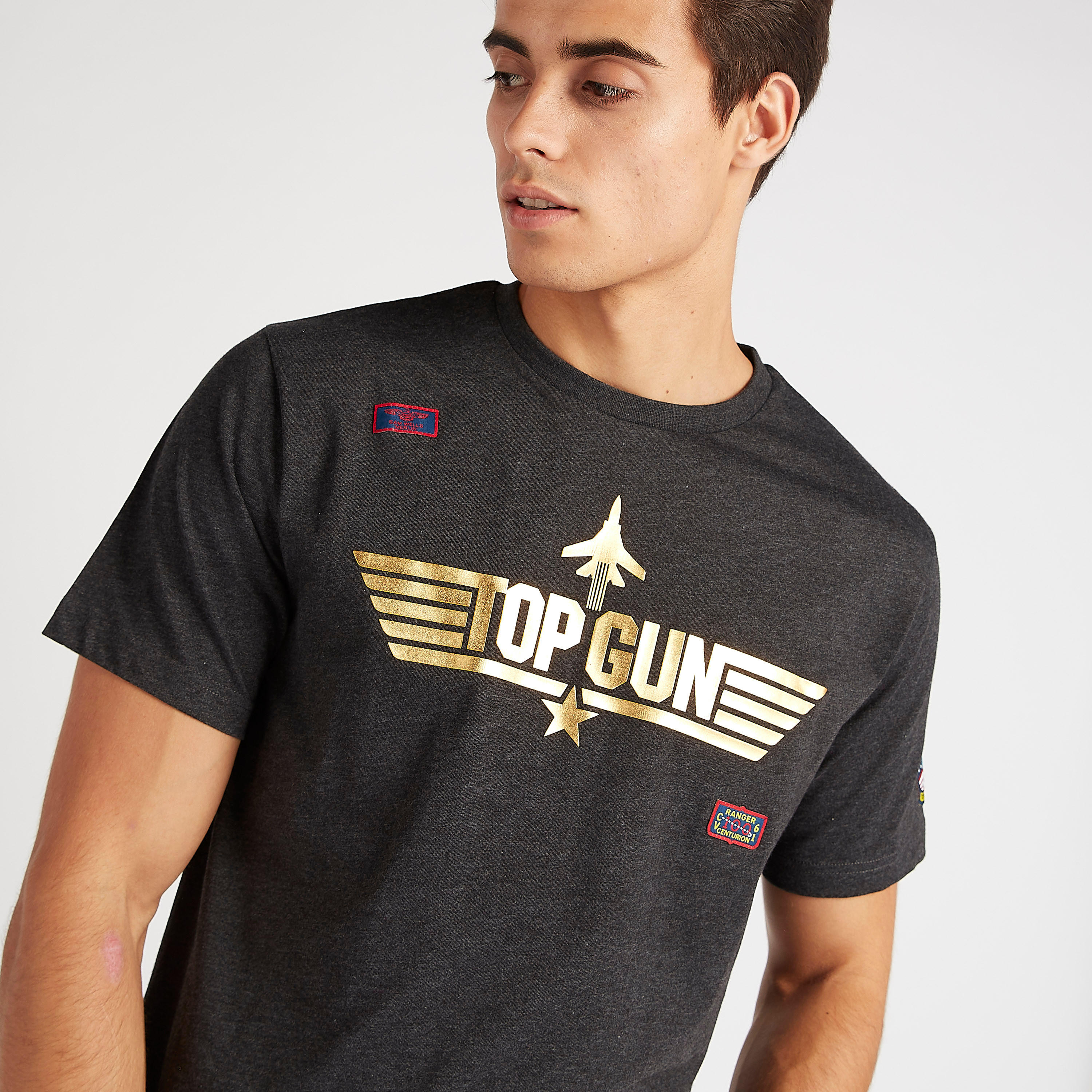 تيشيرت بأكمام قصيرة وياقة ضيّقة وطبعات توب جان-men-clothing-tshirtsandpolos-tshirts-image-3