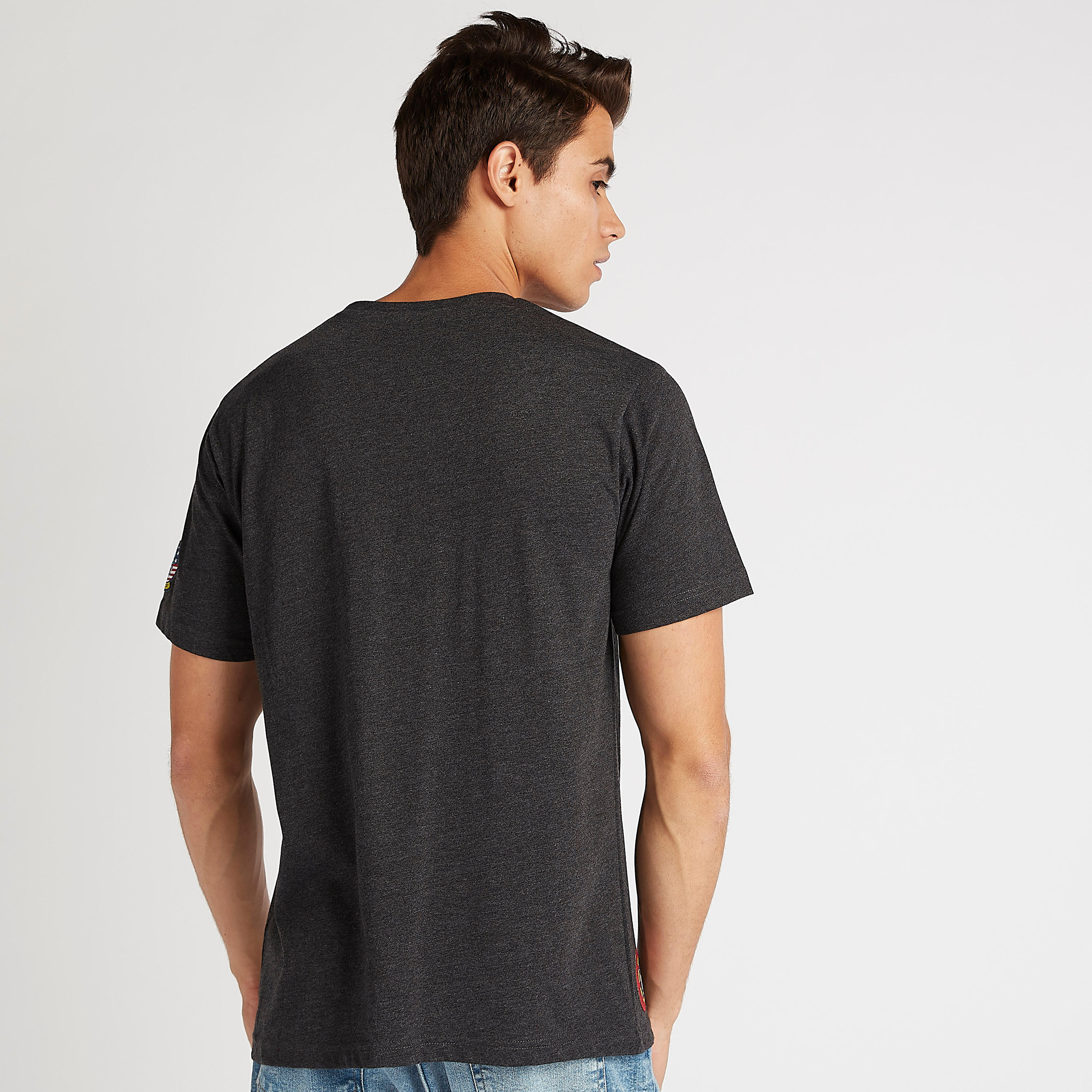 تيشيرت بأكمام قصيرة وياقة ضيّقة وطبعات توب جان-men-clothing-tshirtsandpolos-tshirts-image-4