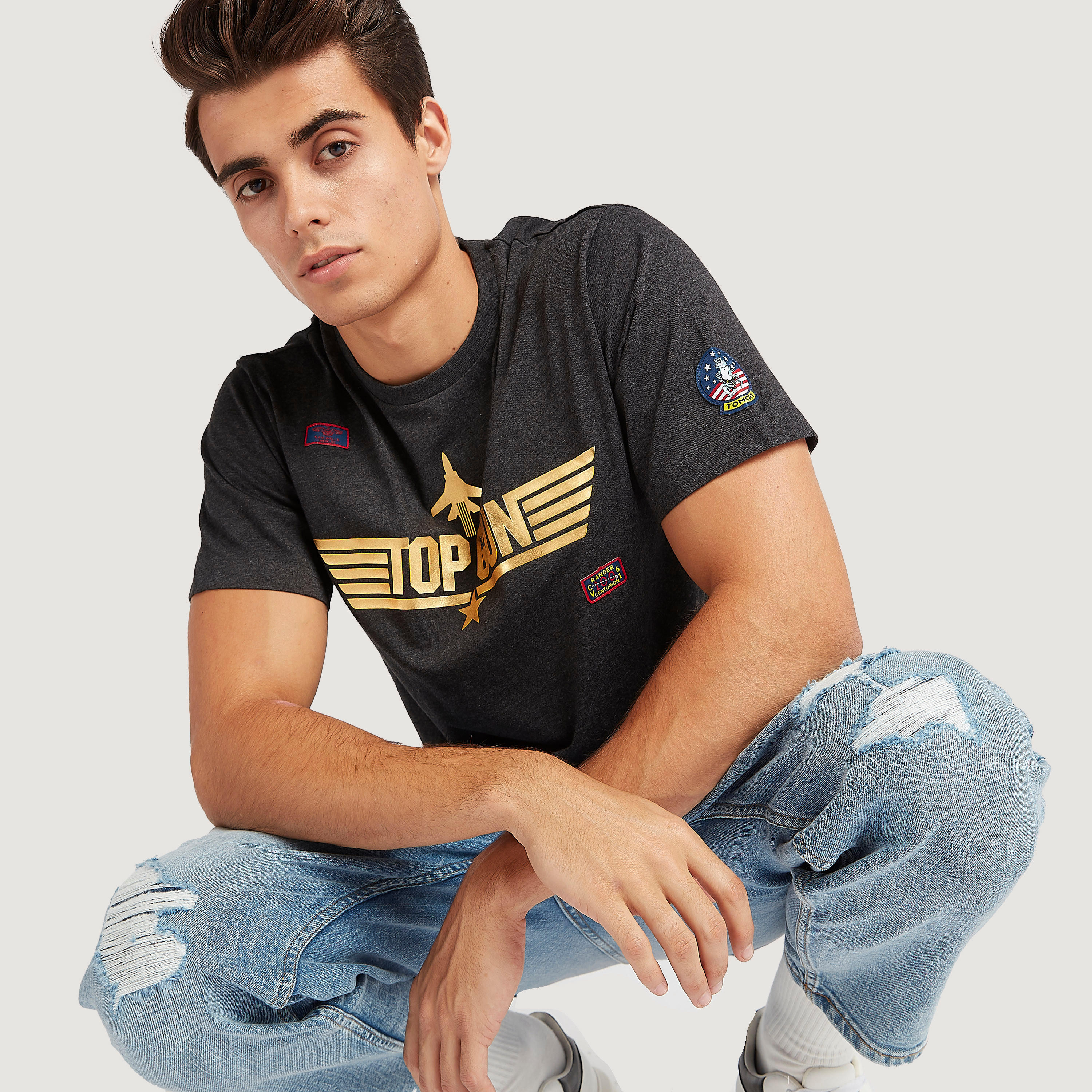تيشيرت بأكمام قصيرة وياقة ضيّقة وطبعات توب جان-men-clothing-tshirtsandpolos-tshirts-image-5